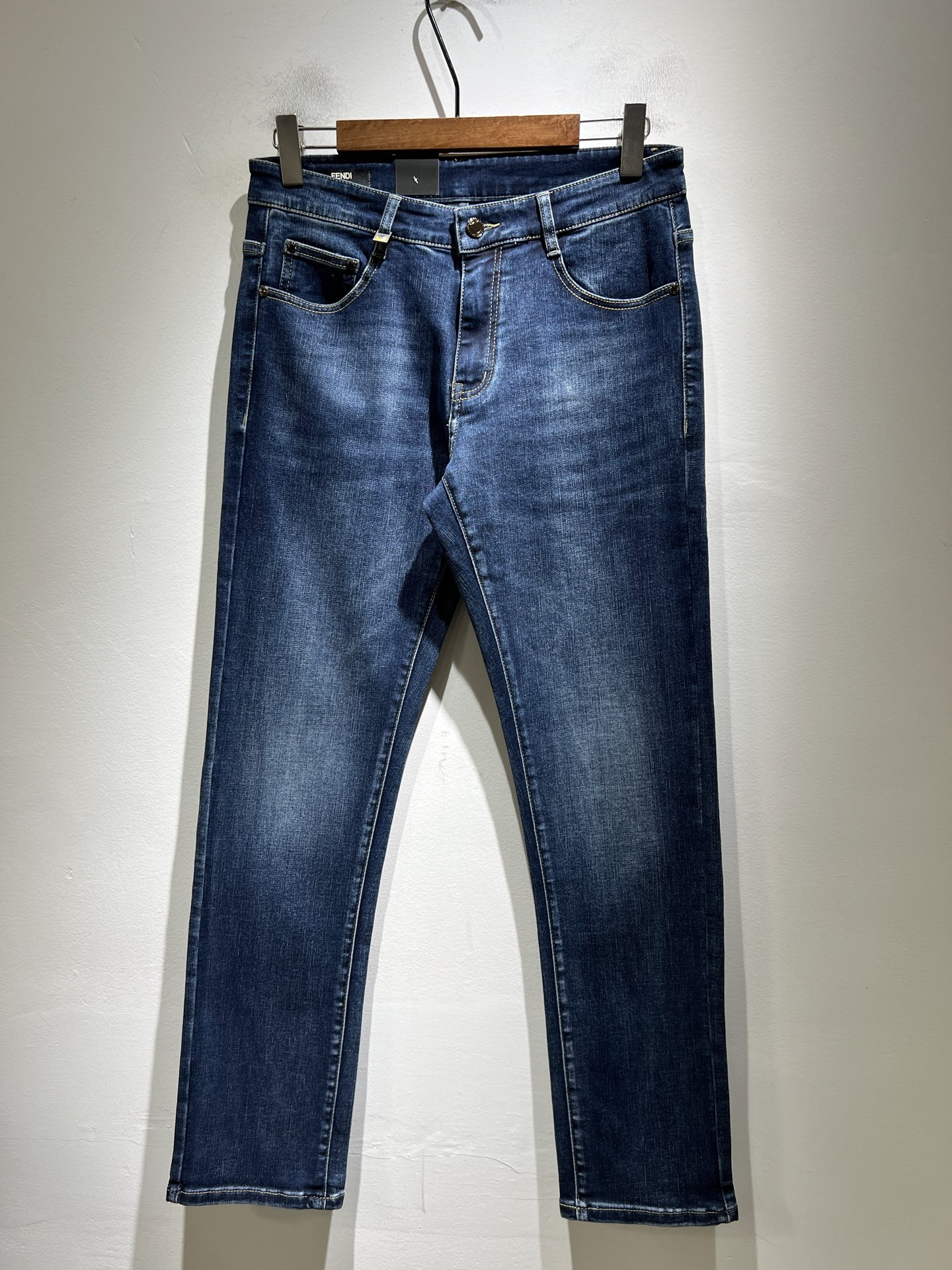 NO:691094,FEN*I Fen*di 2025 autumn and winter new FD casual jeans!  Original order from Italy, a popular item of the FD family, a representative product with full sense of specification, a product worth snapping up for all FD fans!  Pure Italian channel order, the FD family's high-end and popular product, a very popular item at the moment, FD's iconic hardware and leather logo waistband design!  !  Trendy and good-looking, full of trendy atmosphere, extremely high-grade and standard, giving people a very strong visual impact, and highly recognizable, made of top-grade denim fabric, soft, delicate and comfortable to the touch, and the appearance is quite high-end and classy!  It perfectly interprets the charm of the brand and leaves a deep impression on people. It is more fashionable and charming, simple and elegant, and there is no pressure to wear it!  Size 29-40,,fendi,dior,jeans,19860909FEN*I 芬*迪2025秋冬新款FD家休闲牛仔裤！意大利原厂订单,FD家族人气单品,代表性十足,规格感十足的精品,所有FD粉丝都值得抢购的精品！纯正意代渠道订单,FD家族的高奢人气爆款产物,当下十分火爆的单品,FD标志性五金皮革logo腰牌设计！！新潮又好看,潮流气息感十足,档次规格感极高,给人的视觉冲击感相当强烈,有着极高的辨识度,顶级丹宁面料,打造,触感柔软细腻舒适,品相相当高级有档次！完美诠释品牌魅力,给人留下深刻印象.更具时尚与韵味,简约大方时尚,对于穿搭更是毫无压力！尺码29-40,,fendi,dior,jeans,,Men's clothing