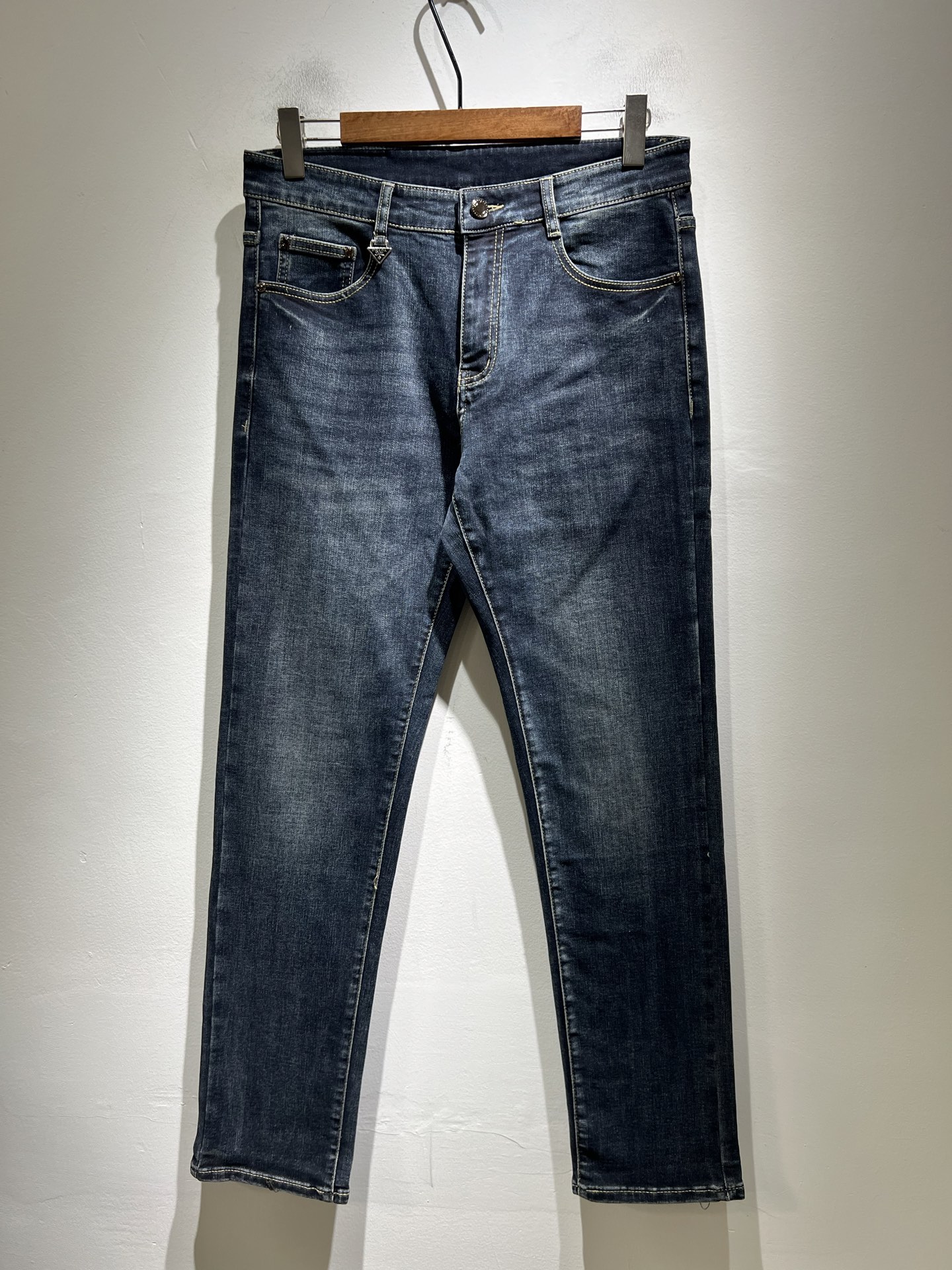 NO:691085,PRA*DA Prada 2025 autumn and winter new products are on sale!  High-end denim is versatile and pragmatic without being sensational!  Limited edition for Hong Kong, Macao and Taiwan!  !  Three-dimensional cutting pure cotton material!  Undertaken by a Taiwanese foreign trade company, the exquisite and delicate materials seem to be Prada’s patented high-quality customized original hardware logo design!  Not only the materials, colors and styles are carefully crafted, but the life philosophy behind the design coincides with the dual mentality of modern people pursuing practicality and fashionable beauty. Achieving a perfect balance between function and aesthetics is not only a display of fashion trends, but also the ultimate in modern aesthetics.19860909PRA*DA 普拉达 2025秋冬新品发售！牛仔高级百搭实用主义不哗众取宠！港澳台地区限定款！！立体裁剪纯棉材质！台湾外贸公司承接、材质精致细腻似乎是普拉达专利品质上乘 定制原版五金logo设计！不仅在材料、颜色与款式工夫,设计背后的生活哲学正巧契合现代人追求切身实用与流行美观的双重心态,在机能与美学之间取得完美平衡,不但是时尚潮流的展现,更是现代美学的极致.P的视野并没有局限时尚品牌核心价值中不可或缺的组成部分、的另一种选择替代风格成熟、尺码29-40,,prada,prada,,Men's clothing