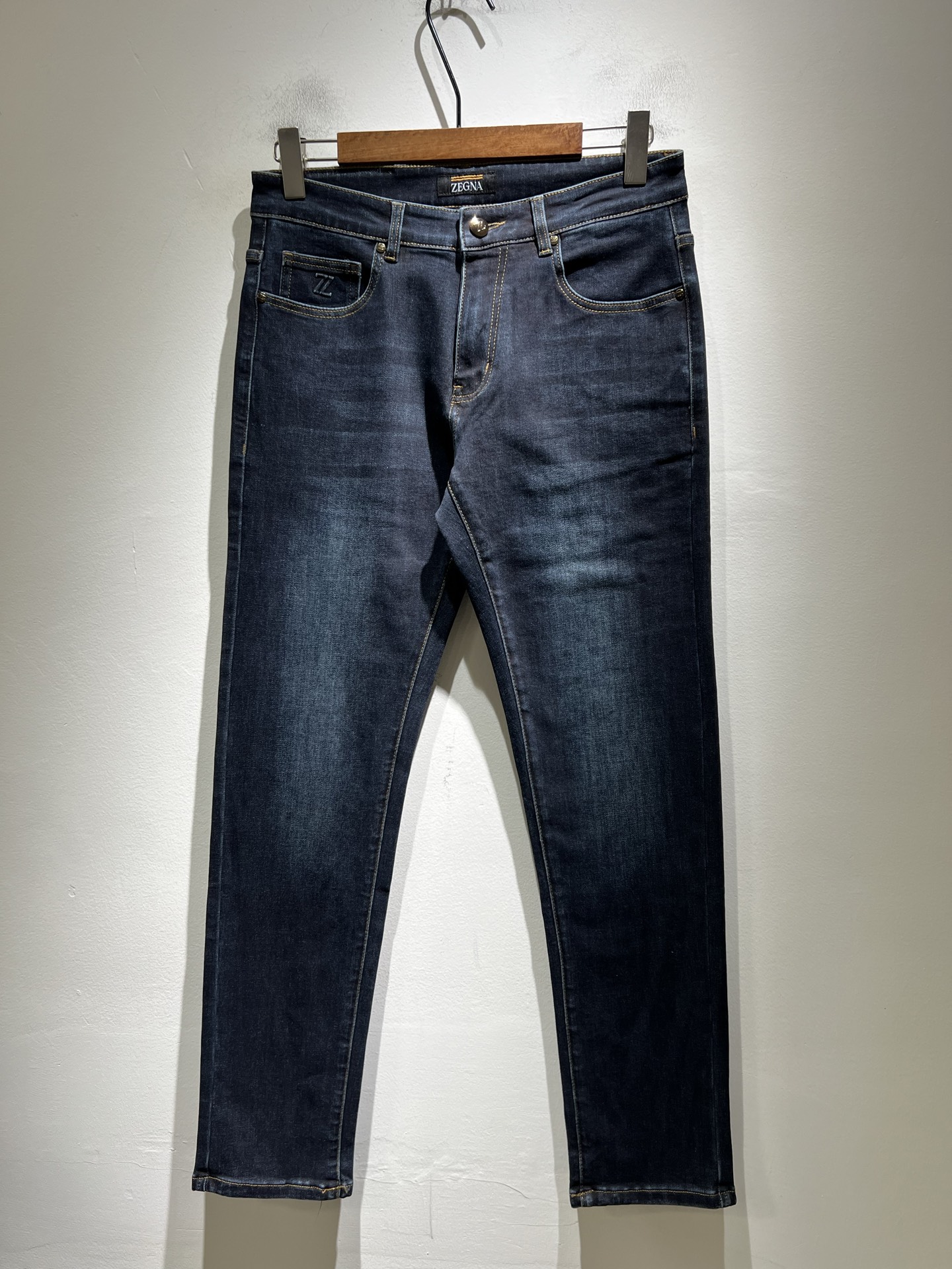 NO:691077,Zegna's 2025 new autumn and winter men's casual jeans, the final channel product has appeared!  !  Simultaneous sales at the counter!  It is no exaggeration to say that these trousers are products from the original OEM channel, not bragging about the original OEM. They are completely products from the domestic garment OEM officially authorized by Ermenegildo Zegna!  Therefore, the quantity and size ratio are extremely scarce, so you will earn money if you grab it!  The best pantsuits ever officially unveiled!  !  !  !  !  !  Zegna products have always been one of the must-have accessories for successful business people!  The brand's high-end style and powerful aura are not easily surpassed by everyone. No matter which season the style is, it is the standard of temperament!  However, the fabric pattern is between business casual and daily wear, and the waist is decorated with a logo waistband!  Only Ermenegildo Zegna, which specializes in men's business and casual wear, can design a pair of trousers that is so suitable for the general public!  Whether you are wearing it for casual occasions or business occasions, this style can be matched just right. If you want to wear it, you must wear it well and be able to wear it with your own taste!  Pants that give yourself unlimited bonus points!  Size 29-40,,zegna,jeans,19860909Zegna 杰尼亚 2025秋冬新款男士休闲牛仔裤,压轴的渠道货出现了！！柜台同步销售！ 毫不夸张的说,此款裤装是原厂代工渠道的货,并不是吹牛的原厂代工,完全是由杰尼亚官方授权的国内成衣代工厂出来的产品！所以数量跟尺码配比都极度紧缺,抢到就是赚到！最好的裤装正式揭幕！！！！！！Zegna的东西,从来都是成功商务人士的专属必备行头之一！品牌高级的格调以及自带强大的气场并不是所有人都能轻易凌驾的.无论哪季的款式都是都是气质标配！但是面料版型又介乎于商务休闲跟日常穿着之间,腰身设计logo腰牌修饰！能将一款裤装设计到如此贴合大众穿着,也就只有专注于男装商务休闲的杰尼亚了！不论您是休闲场合穿搭,或者商务场合此款都能搭配的恰到好处要穿,就必须穿好的,能穿出属于自己品味的！给自己无限加分的裤子！尺码29-40,,zegna,jeans,,Men's clothing