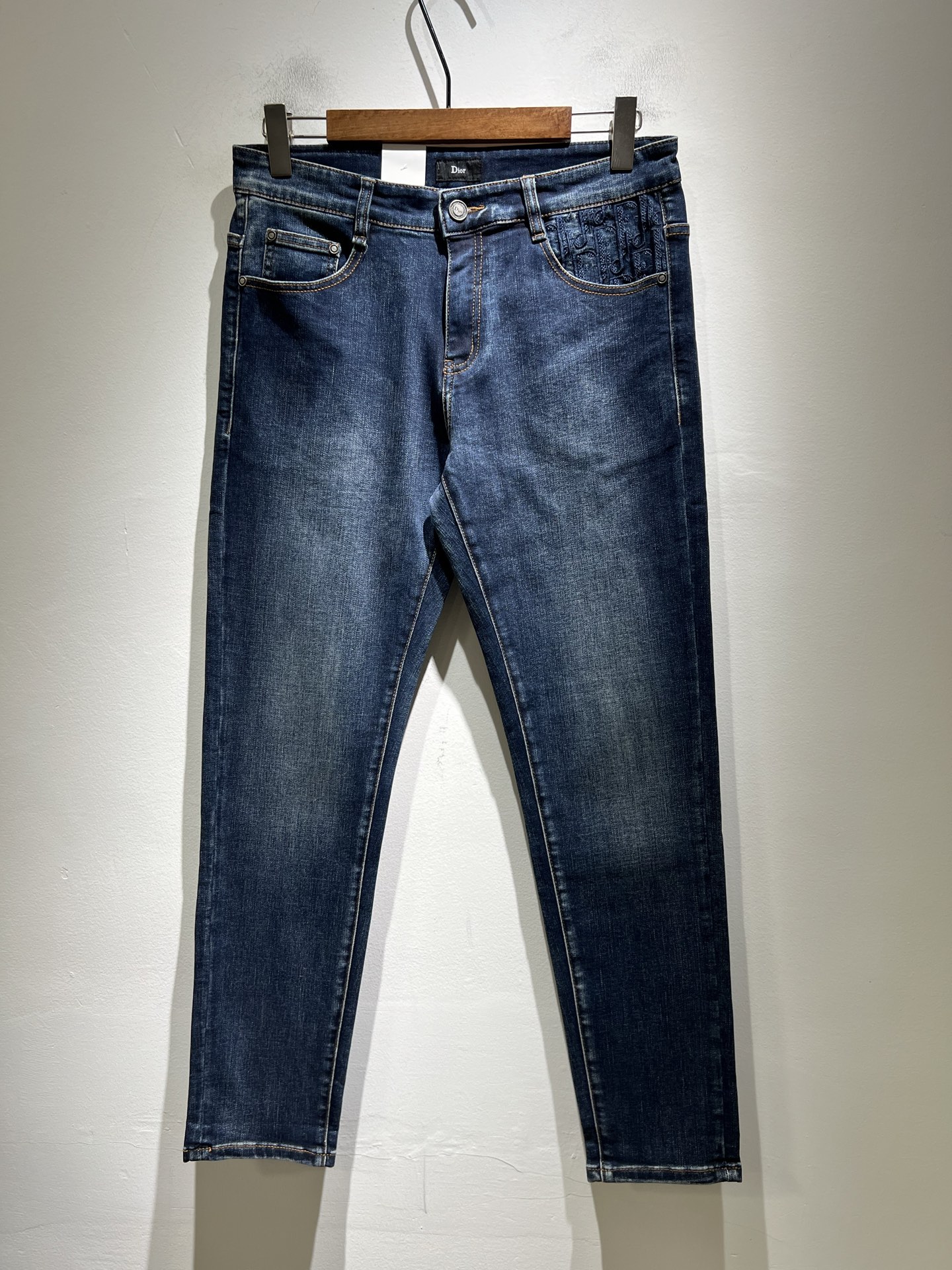 NO:691103,Dio*r Dijia 2025 autumn and winter men's washed small straight jeans!  The trading company sells great products, looks great, is the all-match trousers king in the fashion world, has high-frequency dressing demonstrations in European and American street photography, and has a leather waistband logo design!  And it is a must-have item for luxury brands every season!  Very pure and minimalist design tone!  Adhering to the consistent fashion proposition of the D family, it is quite eye-catching. It not only demonstrates the ingenuity and craftsmanship, but also effectively flaunts the brand identity!  Custom-made denim fabrics are supplied from Italy. The texture is unparalleled and full of charm. The silhouette is perfectly tailored and has excellent butt-lifting and slimming effect. It can be matched with any top in the wardrobe. It has wide compatibility, is both casual and casual, and has a full upper body shape. It is an invincible fashionable and versatile item!  Size 29 -40,,dior,dior,dior,jeans,19860909Dio*r 迪家 2025秋冬男士水洗小直筒牛仔裤！贸易公司渠道牛货,品相超赞,时尚圈万能的百搭裤王,欧美街拍中高频穿搭示范,皮革腰牌logo设计！且是奢侈品牌每季必出的单品！非常纯粹极简的设计基调！秉承了D家一贯的时尚主张,颇具看点,即彰显了匠心工艺又有力的标榜了品牌身份！客供意大利定制丹宁面料,质感无敌赞,颇具韵味,版型剪裁完美,提臀修身显瘦效果极佳,可横扫衣橱任何的上装搭配,兼容性广泛,休闲兼备,上身型款十足,无敌的时髦百搭神品！尺码29 -40,,dior,dior,dior,jeans,,Men's clothing