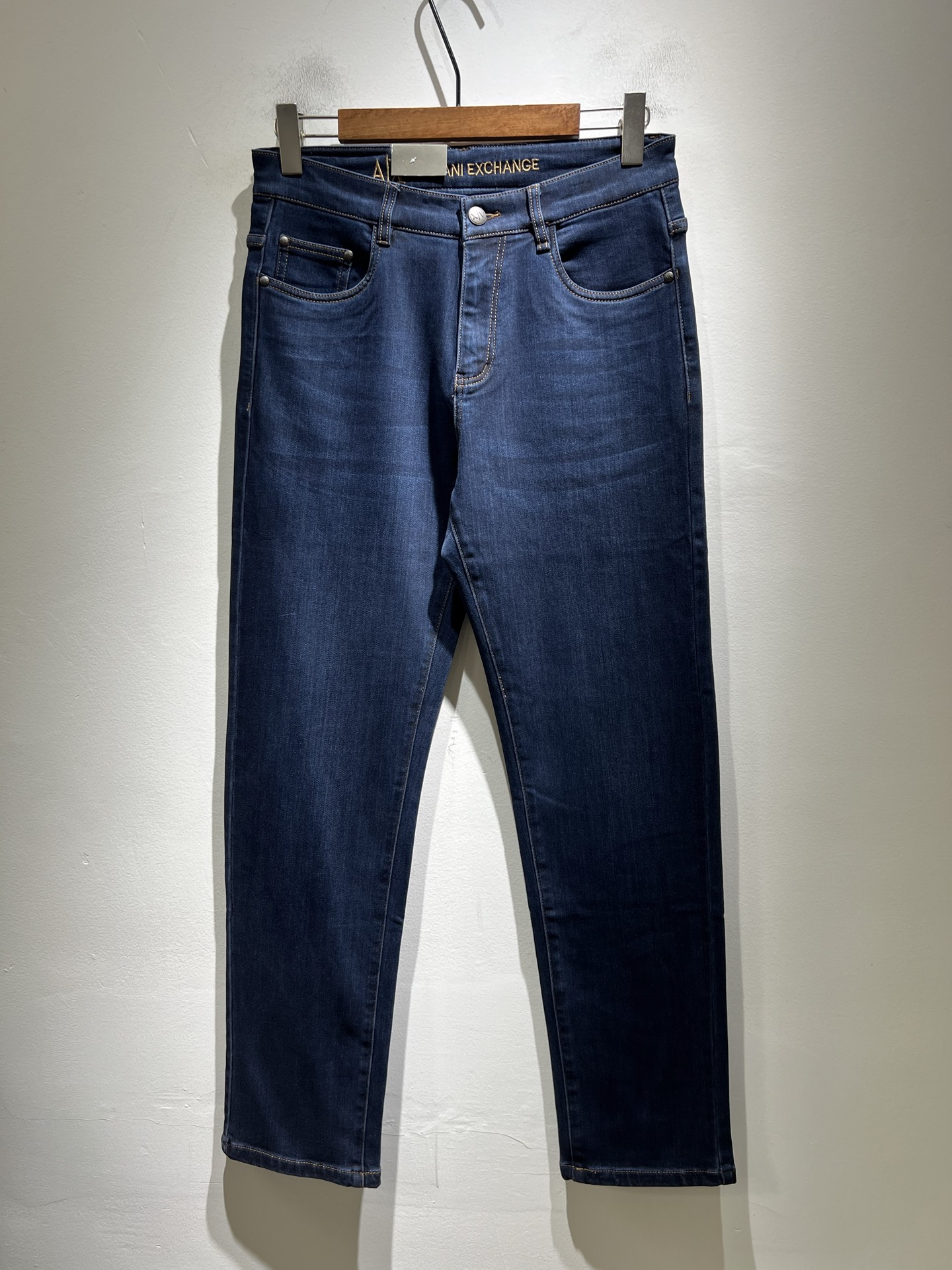 NO:691096,Arman 2025 new autumn and winter men's small straight jeans, order from trading company!  Synchronized with the official website. The classic works go well with clothes. It tastes good no matter how you wear it. The original imported retro denim fabric has a soft feel and is truly low-key and luxurious. It is very suitable for autumn and winter. The standard straight slim fit is more comfortable and unrestrained to wear. The accessories are particularly exquisite. Exquisite original logo waist plate design!  The inner lining and wiring are very solid. The key point is that it is very cost-effective and the quality is very good. It is worth buying!  Size 29-40,,armani,jeans,19860909Arman阿*尼2025秋冬新款男士小直筒牛仔裤,贸易公司订单！官网同步 经典之作很好搭配衣服哦 怎么穿都很有味道 原版进口复古牛仔布面料 柔软手感 真正的低调奢华 很是适合秋冬季节穿着 标准直筒修身版型 穿起来更加舒服 无拘无束 辅料上面特别的讲究 精致原版标志logo腰牌设计！内衬走线都非常的扎实 重点就是 性价比非常高 质量非常好 值得购入！尺码29-40,,armani,jeans,,Men's clothing