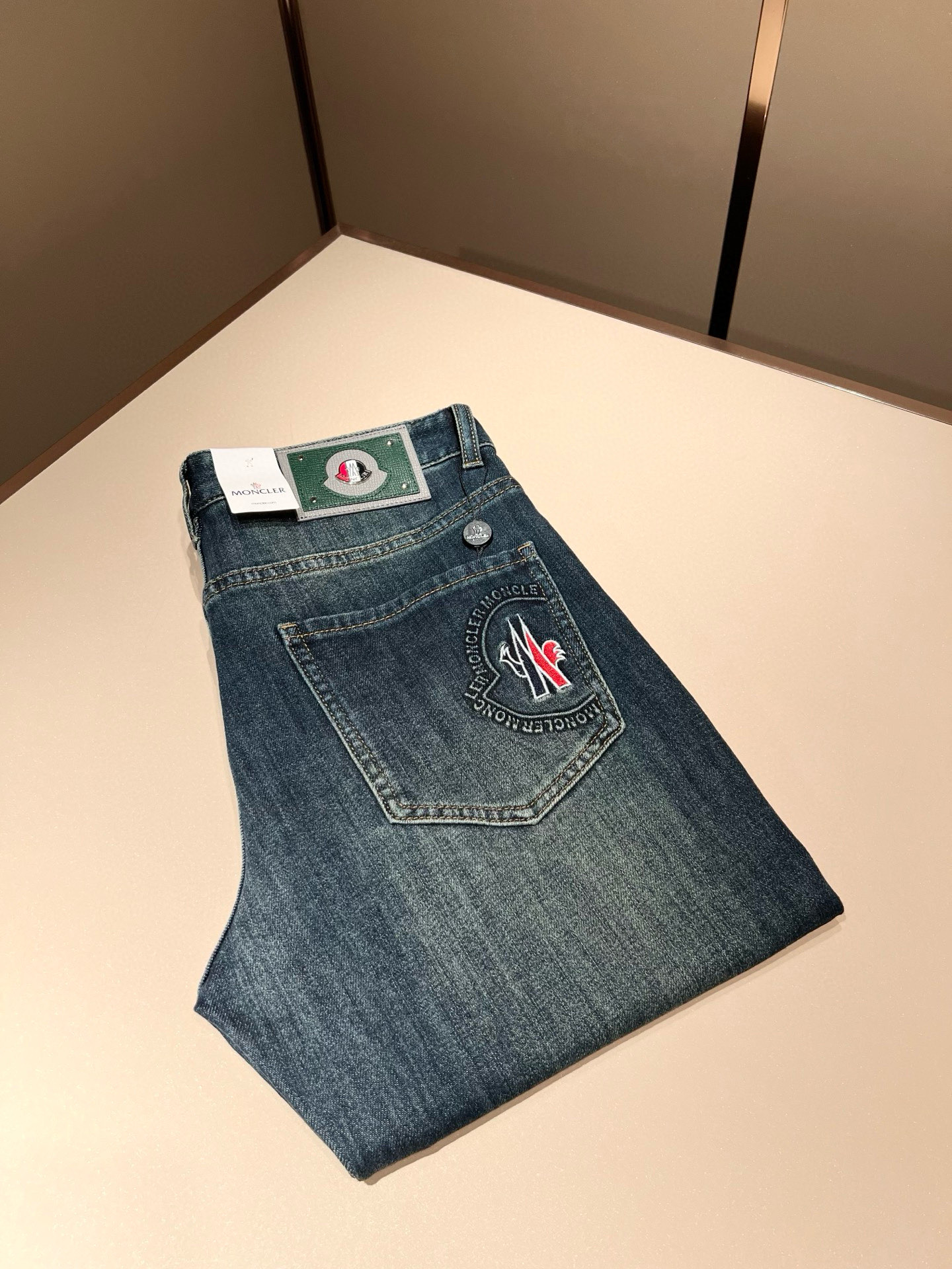 NO:691052,MONC's 2025 autumn and winter new jeans are rarely available through trading company channels and will be sold simultaneously on the official website!  M rare channel orders for high-end products, quality control, close your eyes and take it away without regrets!  Customized original logo badge design!  These denim trousers are made of pure cotton imported from customers!  The top-grade denim fabrics are carefully crafted, and the combination of ingredients is very basic but super perfect. The twill texture on the surface is clear and natural, and the hand feels solid and tough. You will definitely be convinced when you get it, and it can withstand random counter inspections!  The pattern is also very good. It is a super slim pattern. If you come across it, just pick it up quickly. It will save you a lot of effort in matching!  Size 29-40,,jeans,19860909MONC蒙*口2025秋冬新款牛仔裤,贸易公司渠道稀出,同步官网发售！M稀缺渠道订单臻品,品质控闭眼收走的不后悔款！定制原版logo徽章设计！本款牛仔长裤选用客供进口纯棉面料！顶级牛仔面料精心制作,成份组合很基础却又是超完美,表面斜纹肌里感清晰自然,手感瓷实有韧性,实物到手绝对让你为之诚服,经得起随意柜台支验！版型方面也非常出色,属于超显瘦的版型,能碰到的就赶紧收下,会让你在搭配方面省下不少力！尺码29-40,,jeans,,Men's clothing