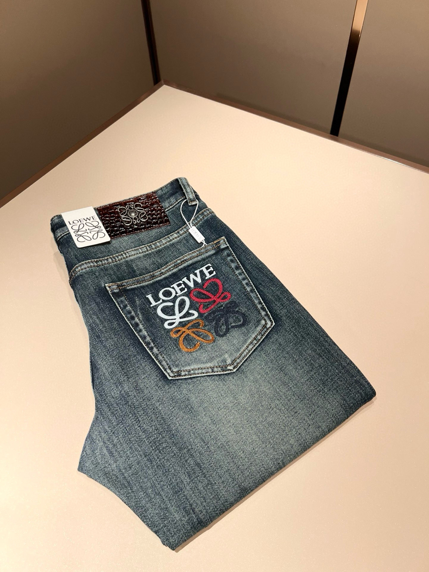 NO:691055,LO*WE/Luo*wei 2025 new autumn and winter men's fashion high-end casual pants, Hong Kong foreign company channel goods, produced by Japanese original factory, pure blood quality, perfect continuation of the essence and genes of the LOE* family, from the main fabric to the detailed craftsmanship, all demonstrate the ingenuity of quality, use multiple brand elements to interpret, select precious cowhide material to construct the logo waist brand leather design!  A soulful expression of identity!  We provide customers with high-grade imported pure cotton fabrics, very high-end and fashionable detailed craftsmanship, and the red ear cloth is made by a specific antique loom. This element represents the identity and rank of the jeans, which is worth savoring!  It is invincible in terms of matching, interpreting the versatility in place, paying attention to the details, all the accessories are supplied by foreign merchants, the tailoring is fit and slim, and the upper body butt lifting effect is excellent. It is a styling item that can only be found but not sought after!  Size 30 -40,,loewe,jeans,cowhide,19860909LO*WE/罗*威2025秋冬新品男士时装款高端休闲裤,香港洋行渠道货,日本原厂出品,纯血统品质,完美延续了LOE*家的精髓与基因,从主体面料到细节工艺,无不彰显出品质的匠心所在,运用多个品牌元素标识来诠释,选取矜贵的牛皮材质构建logo腰牌皮革设计！属于灵魂式的身份彰显！客供高级进口的纯棉面料,非常高级且时髦的细节工艺,赤耳布是由特定古董织布机完成,此元素代表着牛仔裤的身份及段位,非常值得细品悦人！在搭配上所向无敌,把百搭阐释到位,细节匠心考究,辅料皆为外商客供,剪裁合体修身,上身提臀效果绝佳,可遇而不可求的造型单品！尺码30 -40,,loewe,jeans,cowhide,,Men's clothing