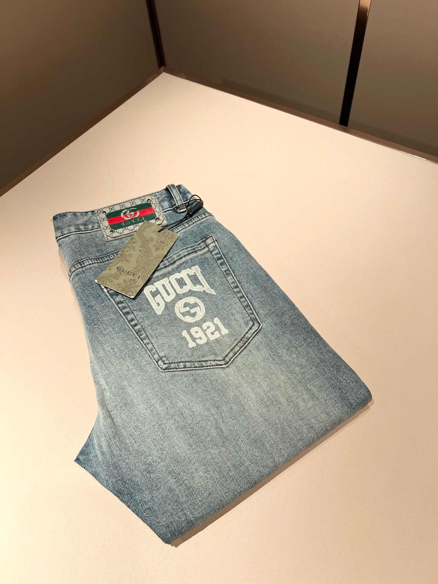 NO:691057,Guc*Gucci 2025 autumn and winter new men's high-end casual and versatile slim-cut jeans for commuting in all seasons!  For fans, such an elegant classic design is enough to attract attention at a glance. It is the most handsome series among all jeans this year. I only need to take a look to know that this will definitely be a sensational hit and popular all over the Internet. It is made of classic slim-fitting three-dimensional tailoring and is equipped with the latest logo pattern waistband design!  A very representative waist brand modification!  It simply and easily demonstrates the charm of the brand, and naturally presents specifications, grades, fashion and trendy effects. It has perfect matching performance and can easily wear with a sense of luxury and high-end effects!  Made of top quality imported Japanese washed denim cotton, it is very comfortable, breathable and has a natural drape, making it suitable for all year round wear!  !  This style of jeans is made with a three-dimensional cut and a small straight fit. Its single-matching magic and practical wearability are understandable. Whether you are wearing it for daily wear or appearing on the high street, it is the best choice. It is super charming!  It also demonstrates the authentic original flavor of BUR, and also perfectly demonstrates its specifications and rank!  Obviously, this is a great product that you absolutely must buy. You must buy this product. It is a product that is highly recommended!  Size 30-40 37 39,,burberry,gucci,jeans,19860909Guc*古奇 2025秋冬新品男士高端休闲百搭四季通勤修身剪裁牛仔裤！对于粉丝来说,这样大气的经典设计足矣一眼种草,是今年所有牛仔裤当中最帅的一个系列,我只需要看一眼就知道,这绝对会是一个引起轰动的爆款,而且全网风靡,经典的修身立体剪裁版型打造,配置了最新的logo图案腰牌工艺设计！极具代表性腰牌修饰！简单轻松的彰显出品牌魅力所在,自然而然的呈现规格,档次,时髦以及新潮效果,搭配性能满分,轻松穿出高级感与高端效果！顶级的进口日本洗水牛仔棉质打造,并舒适透气感满分,且垂感自然,适合一年四季的穿搭所需！！此款牛仔裤采用了立体裁剪小直筒版型打造,其单配魔力与实穿性是无可厚非的,不管你是日常穿搭还是高街出镜都是不二之选,超具魅力！更是彰显了地地道道的的BUR原味,同时也是完美的展现了其规格和段位所在！很显然,这是一款绝对要收的重磅好货,此款你都必须要收,极力推荐的好货！尺码30-40 37 39,,burberry,gucci,jeans,,Men's clothing