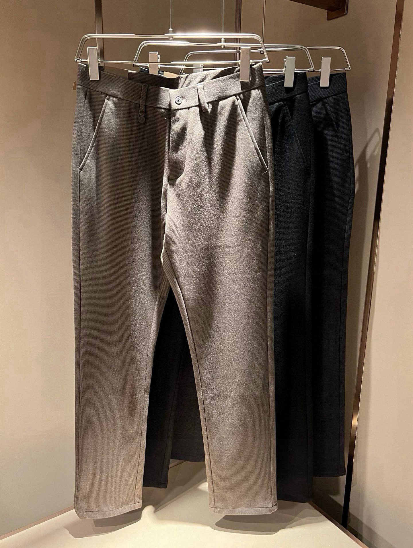 NO:691065,Loro Piana 2025 autumn and winter new men's fashion high-end cashmere casual trousers, Hong Kong foreign company channel goods, original Japanese factory production, pure blood quality, perfect continuation of the essence and genes of the LP family, from the main fabric to the detailed craftsmanship, all demonstrate the quality of the ingenuity, using multiple brand elements to interpret, logo hardware design!  A soulful expression of identity!  We provide customers with high-grade imported cashmere fabrics, very high-end and fashionable detailed craftsmanship, and the red ear cloth is made by a specific antique loom. This element represents the identity and rank of the jeans, which is worth savoring!  It is invincible in terms of matching, interpreting the versatility in place, paying attention to the details, all the accessories are supplied by foreign merchants, the tailoring is fit and slim, and the upper body butt lifting effect is excellent. It is a styling item that can only be found but not sought after!  Size 30-40 37 39,,loro piana,loro piana,jeans,19860909Loro Piana诺悠翩雅 2025秋冬新品男士时装款高端羊绒休闲西裤,香港洋行渠道货,日本原厂出品,纯血统品质,完美延续了LP家的精髓与基因,从主体面料到细节工艺,无不彰显出品质的匠心所在,运用多个品牌元素标识来诠释,标志logo五金设计！属于灵魂式的身份彰显！客供高级进口羊绒面料,非常高级且时髦的细节工艺,赤耳布是由特定古董织布机完成,此元素代表着牛仔裤的身份及段位,非常值得细品悦人！在搭配上所向无敌,把百搭阐释到位,细节匠心考究,辅料皆为外商客供,剪裁合体修身,上身提臀效果绝佳,可遇而不可求的造型单品！尺码30-40 37 39,,loro piana,loro piana,jeans,,Men's clothing