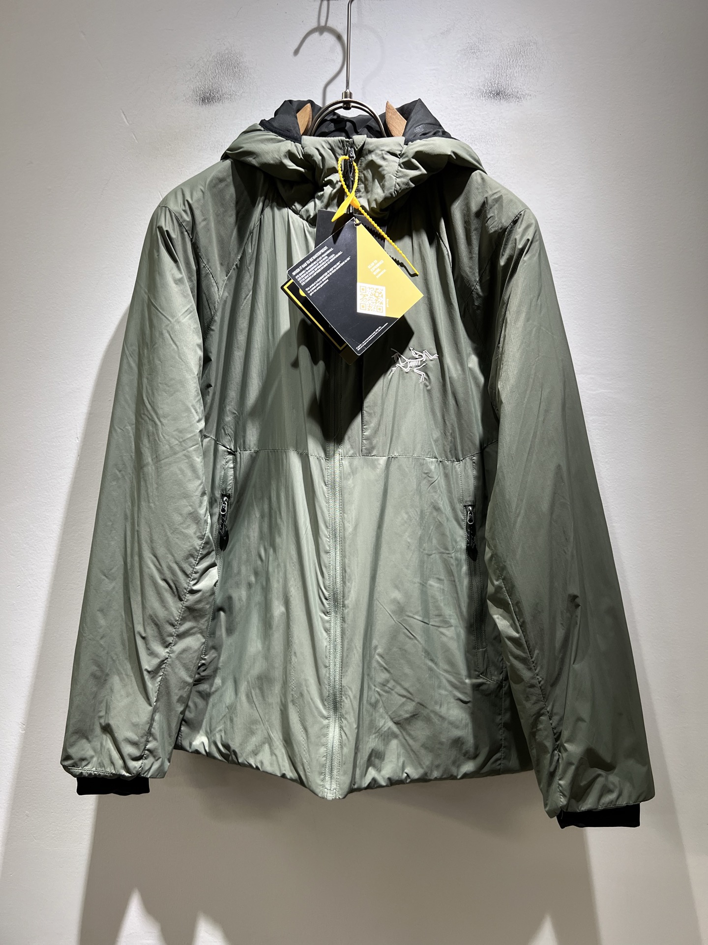 NO:691086,ARCTER *  In addition to its considerable attainments in style design, the most obvious or best thing is that it has deeper unique insights and attainments in fabrics. Through continuous structural research and problem solving, it is characterized by unique research on fabrics. These alone are enough to support it to become one of the leading new logo brand images in the clothing manufacturing industry. This model is made of quick-drying fabric!  Silk cotton filling design inside!  Through precision workmanship, the hand feels smooth and soft, and it has both natural beauty and comfort. The large body shape is simple and clean, and the fabric shows a different hazy structural beauty. It is exclusively customized by opening a mold. The fabric tests the skills of the workers and can be smooth and compliant without wrinkles!  Logo embroidery design on the chest!  It really tests the handicrafts of each master!  It makes the whole thing clean and neat, without leaving a trace of thread. Nowadays, the neutrality that is pursued in life is also more refined in life!  Size M-4XL,arc'teryx,jackets & coats,jackets & coats,19860909ARCTER*X始*祖鸟 2025秋冬新款男士棉服冲锋衣夹克外套,户外品牌可能大家第一想到的就是加拿大鹅、始祖鸟.给人一种标签试的感觉！除了在款式设计上颇有造诣之外,最明显或者说最为拿手的,应该就是在面料上的拥有更深独特见解跟造诣了.通过不断地结构研究和问题处理,在以面料独特研究为特征,仅凭这些就已经足以支撑其成为服装制造行业中,首屈可数的新标志品牌形象.此款采用速干面料材质！内里填充丝棉设计！通过精工手感细滑柔软,同时兼具自然美感跟舒适度.大身上版型裁剪简洁干净,面料上显现出了不一样朦胧的结构性美感来.独家开模定制而成,面料及其考验工人的技术,能做到平整服帖又不起皱！胸前logo图案刺绣设计！真的是很考验每位师傅的手工制作！使得整体干净利索,不留一丝线头.现在对于生活有所追求的中性也在生活中更为精致！尺码M-4XL,arc'teryx,jackets & coats,jackets & coats,,Men's clothing