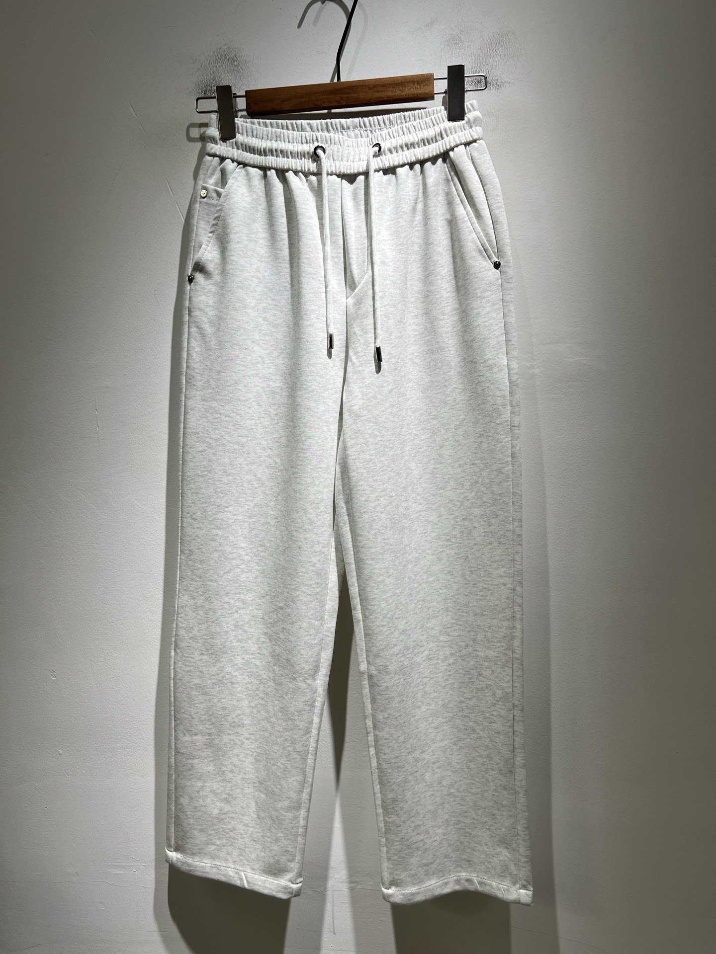 NO:691078,PRA*DA 2025 autumn and winter new men's casual pants, a high-end quality choice... A versatile trousers that has both casual pants and casual pants. It is also an indispensable matching artifact in men's wardrobe. It is a classic style that is practical to wear!  The design style of the entire pair of casual pants is simple and fashionable, which is very consistent with the low-luxury style setting. It has excellent skin-friendly value, is easy to wear, and has a full sense of details!  Customized logo pattern badge design!  The fabric is comfortable, feels soft and delicate, has a good vertical feel, looks very textured, and is full of fine and high-end charm. It has first-class and exquisite tailoring, and the wiring is meticulous, smooth and neat. It is a trousers that looks good with any casual style. If you like it, hurry up and get it, good products don’t wait for anyone!  Size M-3XL,,prada,19860909PRA*DA普*达 2025秋冬新款男士休闲裤,高端品质之选……一款休闲裤兼备的百搭裤装,也是男士衣橱里不可缺少的搭配神器,属于实穿型的经典款式！整条休闲裤的设计风格简洁时尚,非常符合低奢的风格设定,亲肤值优越,穿着方便,细节感十足！定制logo图案徽章设计！面料舒服,手感柔软细腻,有着很好的垂直感,看上去非常有质感,细品高级韵味十足.一流精湛的版型裁剪,走线细致平顺工整,休闲随意怎么搭配都好看的裤装,喜欢的赶紧入手吧,好货可不等人！尺码M-3XL,,prada,,Men's clothing