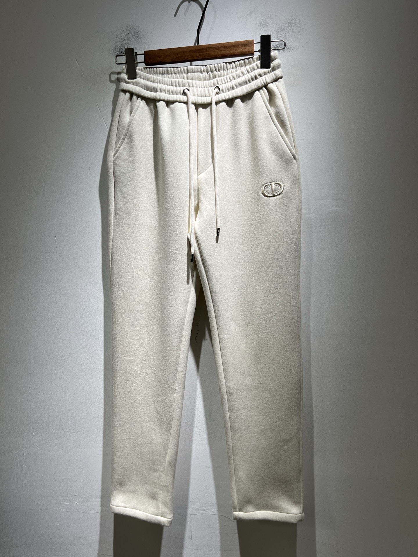 NO:691080,Dior's new 2025 autumn and winter men's casual trousers, a high-end quality choice... A versatile trousers with elastic waist and drawstring casual pants, it is also an indispensable matching artifact in men's wardrobe, and it is a practical classic style!  The design style of the entire pair of casual pants is simple and fashionable, which is very consistent with the low-luxury style setting. It has excellent skin-friendly value, is easy to wear, and has a detailed logo design!  This trousers is made of high-quality pure cotton fabric. The fabric is comfortable, soft and delicate to the touch, has a good vertical feel, and has a bright and clear texture on the surface. It looks very textured and full of fine and high-end charm. It has first-class and exquisite straight-leg tailoring, with meticulous and smooth routing. It is a trousers that looks good in any casual style. If you like it, hurry up and get it, good products don’t wait for others!  Size M-3XL,,dior,dior,19860909Dior 迪奥 2025秋冬新款男士休闲裤,高端品质之选……一款松紧腰抽绳休闲卫裤兼备的百搭裤装,也是男士衣橱里不可缺少的搭配神器,属于实穿型的经典款式！整条休闲裤的设计风格简洁时尚,非常符合低奢的风格设定,亲肤值优越,穿着方便,细节感十足logo设计！此款裤装采用优质纯棉面料打造而成,面料舒服,手感柔软细腻,有着很好的垂直感,表面亮泽清晰的纹理,看上去非常有质感,细品高级韵味十足.一流精湛的直筒版型裁剪,走线细致平顺工整,休闲随意怎么搭配都好看的裤装,喜欢的赶紧入手吧,好货可不等人！尺码M-3XL,,dior,dior,,Men's clothing