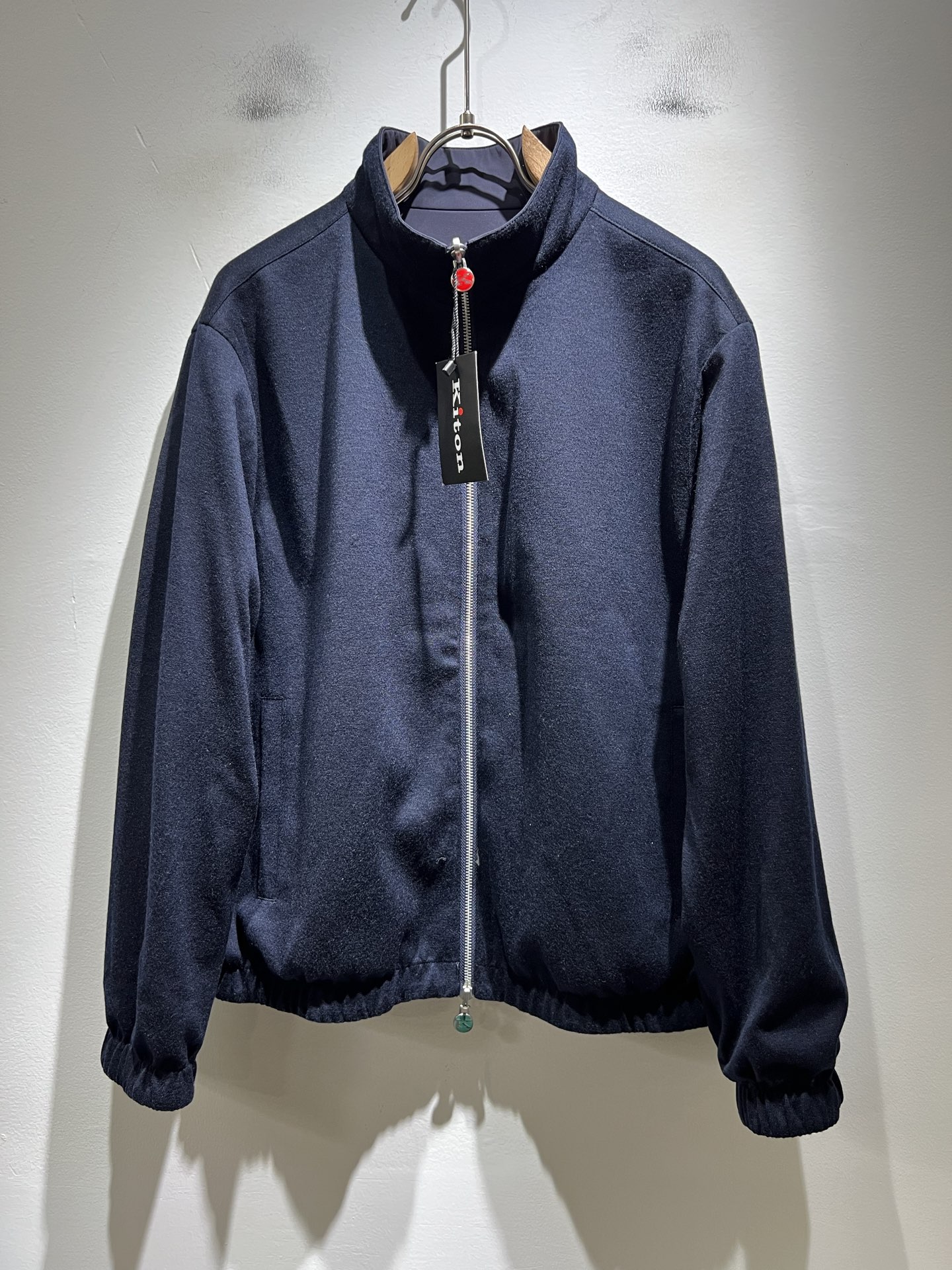 NO:691089,Kiton is reversible!  The new 2025 autumn and winter men's casual jackets are made of imported exclusive polyester fiber fabric!  !  Simple LOGO logo hardware design!  Representing the brand image, simple and comfortable style, even and full lines, exquisite and delicate, high-end and luxurious upper body. Simple style is more diversified to wear. Fashionable tailoring, simple plain men's short-sleeved T-shirt, a T-shirt that every man should buy. Sizes M-3XL,, jackets & coats, T-shirt, tees, t-shirt,19860909Kiton 双面穿！2025秋冬新款男士休闲夹克,采用进口专属聚酯纤维面料！！简单LOGO标识五金设计！代表品牌形象 简洁舒适的款式,线条感粗细均匀饱满,精致细腻,上身高端又奢华.简约的款式穿搭起来更加的多样化.剪裁时尚版型,简约式素色男士短袖短袖T恤,每一个男士都应该入手的T恤.尺码M-3XL,,jackets & coats,T-shirt,tees，t-shirt,,Men's clothing