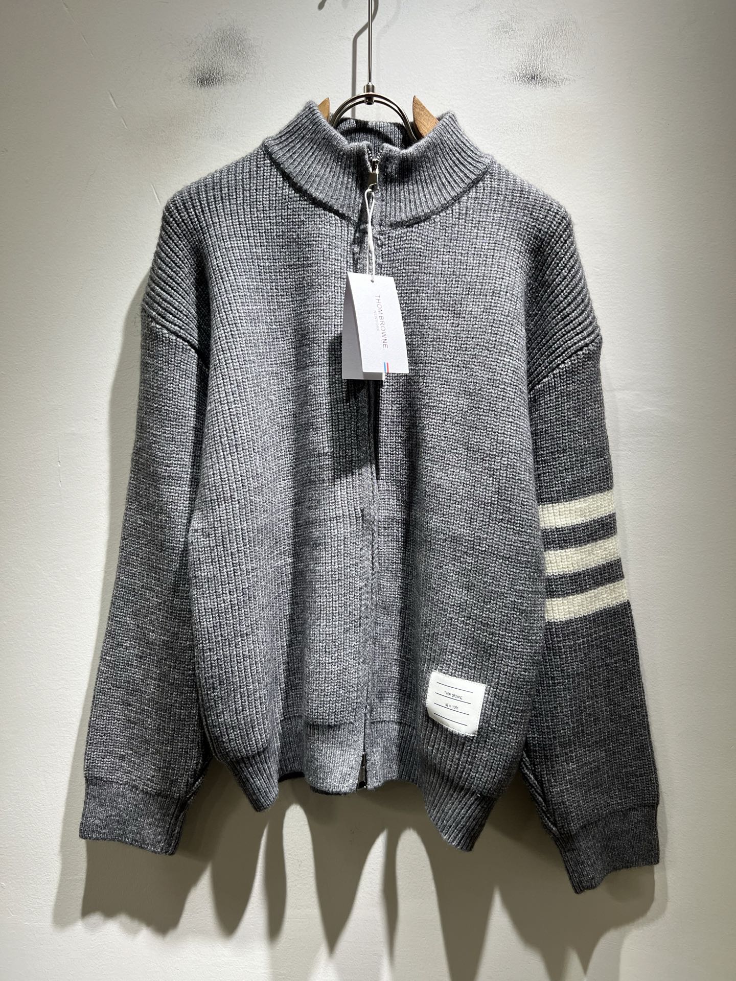 NO:691098,ThomBrow*e 2025 new autumn and winter new knitted wool cardigan for men and women, this year's new counter product, super soft wool fabric for men and women!  A fashionable and versatile model for the city, it is sure to be super popular this year. It is a must-have artifact for autumn and winter. It has a unique texture and a soft and smooth feel. It is not a product that can be compared with ordinary fabrics. Regular knitted wool fabric design, crocheted with classic iconic stripe design!  A rare model that can only be found. Very attractive design, liningless inseam binding technology, and very detailed. It is a model that requires a lot of attention to technology. Details determine the high-end. Minimalist design elements of the season, a must-have item for trendy men, perfect fit, highly recommended!  Size M-3XL,,19860909ThomBrow*e汤姆*朗2025秋冬新款男女同款针织羊毛开衫,今年的专柜新品,男女同款超软羊毛面料！时尚都市百搭款,今年必定超火爆,秋冬必备神器,质感独特,手感柔嫩顺滑,不是一般面料所能对比的产品.常规的针织羊毛面料设计,钩织搭配经典标识性经典条纹设计！可遇不可求的款 非常极具魅力的设计,无里布内缝包边工艺,细节非常到位,要非常讲究技术的一款,细节决定高端.极简当季的设计元素,潮男必备单品,完美版型,强烈推荐！尺码M-3XL,,,Men's clothing