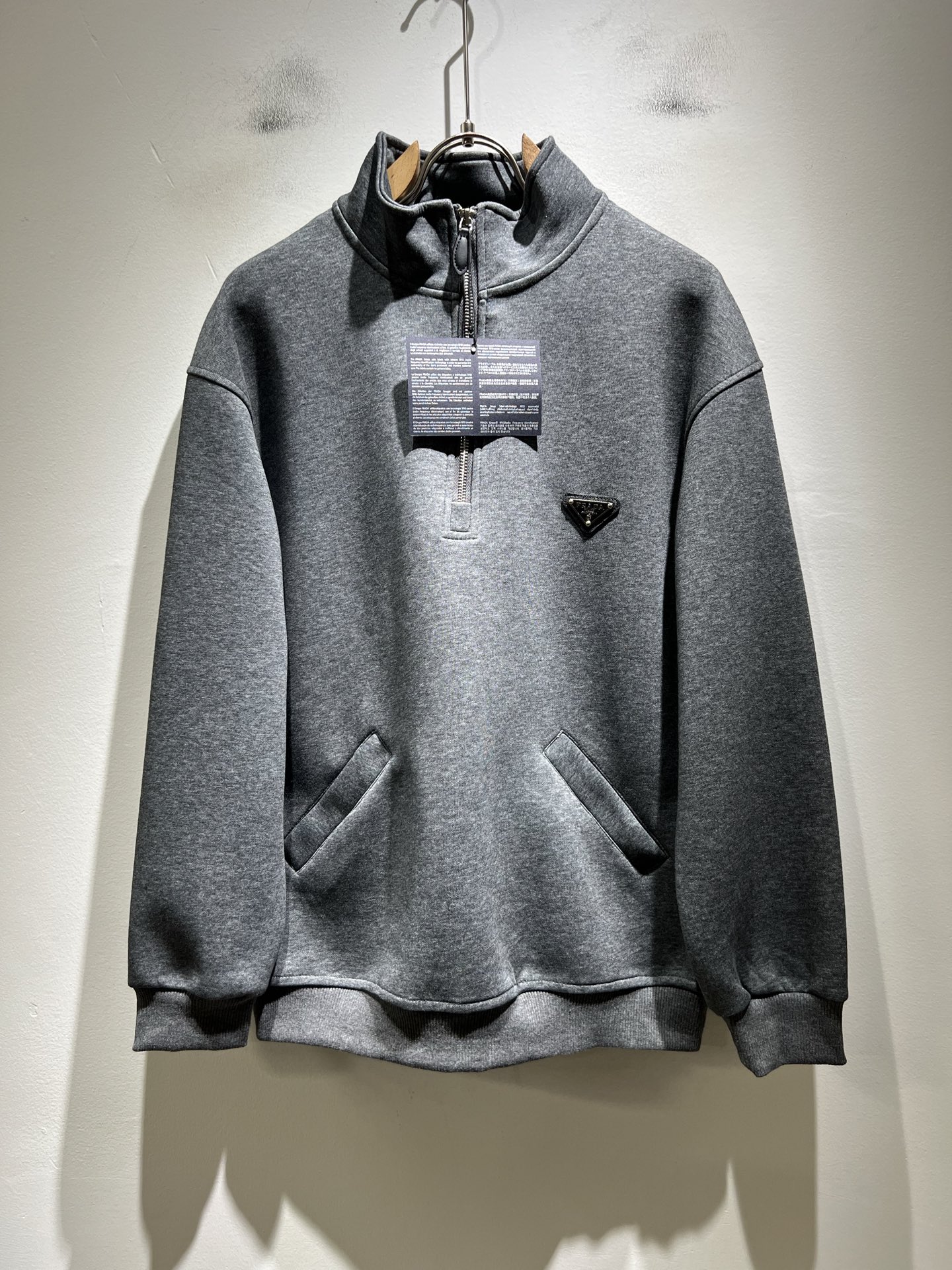 NO:691084,PRAD*A's new 2025 autumn and winter long-sleeved sweatshirts for men and women, the latest model is exclusively available on the entire network!  !  ~It is both classic and fashionable, who doesn’t love it? It shows the classic again, it is very eye-catching, and it has a low-luxury aura and recognition!  Pr*da's traditional brand concept and modern advanced technology are perfectly combined. Coupled with an extremely modern and simple design, Pr*da's exclusive three-dimensional logo pattern badge design!  Customized fabrics made of 100% imported pure cotton!  The texture of this model is quite impressive. You can tell the specifications and grades at your fingertips. The level of finesse and breathability are top-notch!  Size M-3XL,,prada,hoodie,sweatshirts,19860909PRAD*A普*达2025秋冬新款男女同款长袖卫衣,最新款全网独家首上！！~既经典有时尚百搭,谁不爱啊,将经典再次展现,非常的耐看,自带低奢光环与辨识度！Pr*da传统的品牌理念和现代化的先进技术进行了完美结合.加上极其现代摩登风范的简约设计,p家专属立体logo图案徽章设计！定制百分百进口纯棉的面料！此款的质感相当感人 触手便知规格档次 细腻程度与透气效果堪称顶级！尺码M-3XL,,prada,hoodie,sweatshirts,,Men's clothing