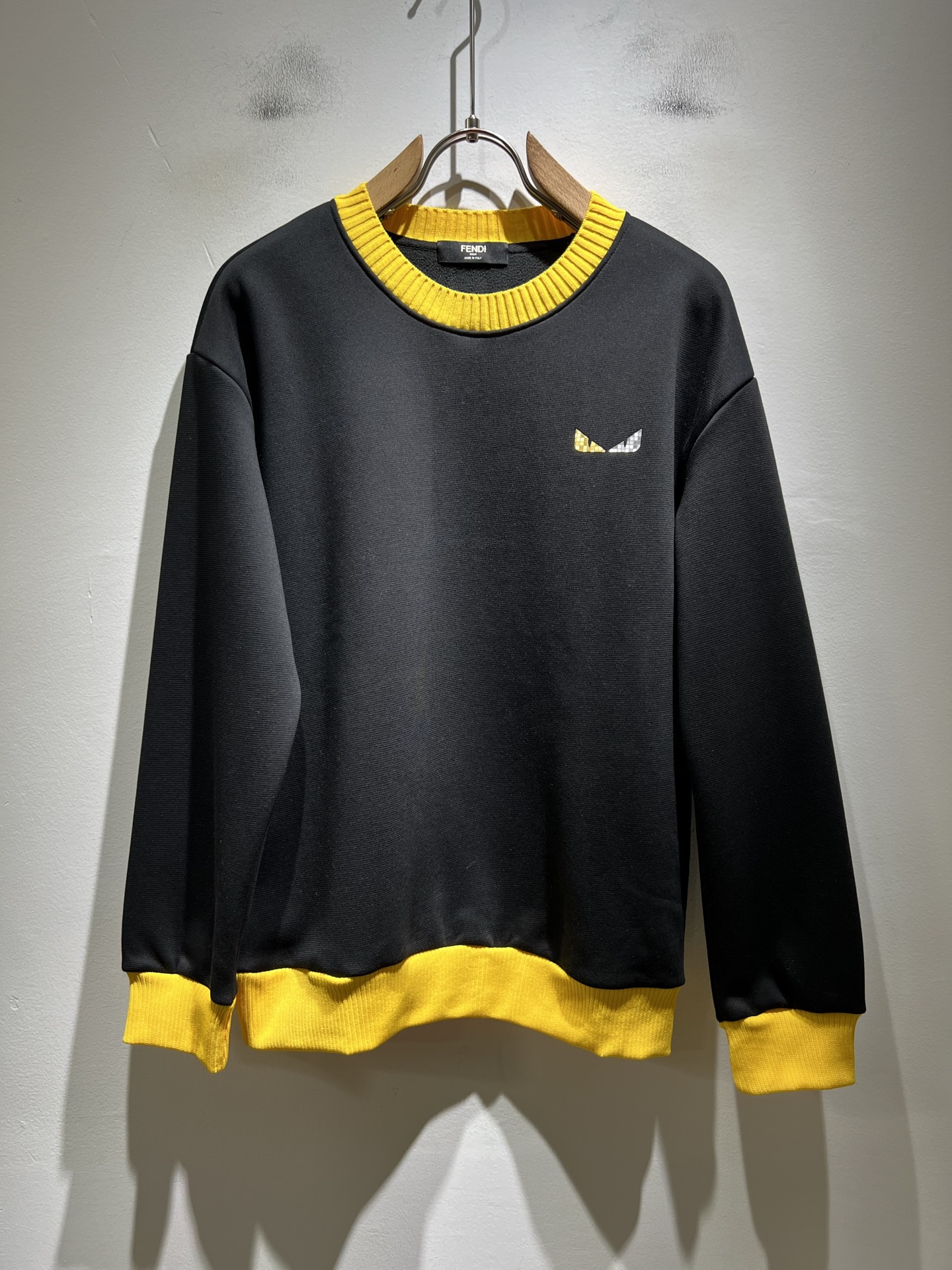 NO:691106,FEN*I Fen*di 2025 new autumn and winter FD family unisex little monster sweatshirt, versatile for men and women. Italian original order, FD family popular item, full of representativeness, full of specifications, a boutique worth buying for all FD fans!  Pure Italian channel order, the FD family's high-end and popular product, a very popular item at the moment, with letter logo print design on the chest!  High-end goods worth keeping for yourself and giving away!  The most classic BUGS series style items of the FD family are trendy and good-looking, full of trendy atmosphere, extremely high-grade and standard, and are made of very classic and very strong visual impact, with extremely high recognition, and top-grade exclusive pure cotton fabrics!  Made of soft, delicate and comfortable touch, the appearance is quite high-end and classy!  It perfectly interprets the charm of the brand and leaves a deep impression on people. It is more fashionable and charming, the upper body is generous and fashionable, and there is no pressure to wear it!  Wear it alone or paired with it, it’s a beautiful sight that can’t be ignored!  Size M-3XL,,fendi,dior,hoodie,sweatshirts,19860909FEN*I 芬*迪2025秋冬新款FD家族男女同款小怪兽卫衣,男女同款百搭.意大利原厂订单,FD家族人气单品,代表性十足,规格感十足的精品,所有FD粉丝都值得抢购的精品！纯正意代渠道订单,FD家族的高奢人气爆款产物,当下十分火爆的单品,胸前字母logo图案印花设计！值得自留和送人的高端货！FD家族最为经典的BUGS系列款式单品,新潮又好看,潮流气息感十足,档次规格感极高,并且采用十分经典给人的视觉冲击感相当强烈,有着极高的辨识度,顶级专属纯棉面料！打造,触感柔软细腻舒适,品相相当高级有档次！完美诠释品牌魅力,给人留下深刻印象.更具时尚与韵味,上身大方时尚,对于穿搭更是毫无压力！单穿内搭都极有味道,不可忽视的靓丽风景线！ 尺码M-3XL,,fendi,dior,hoodie,sweatshirts,,Men's clothing