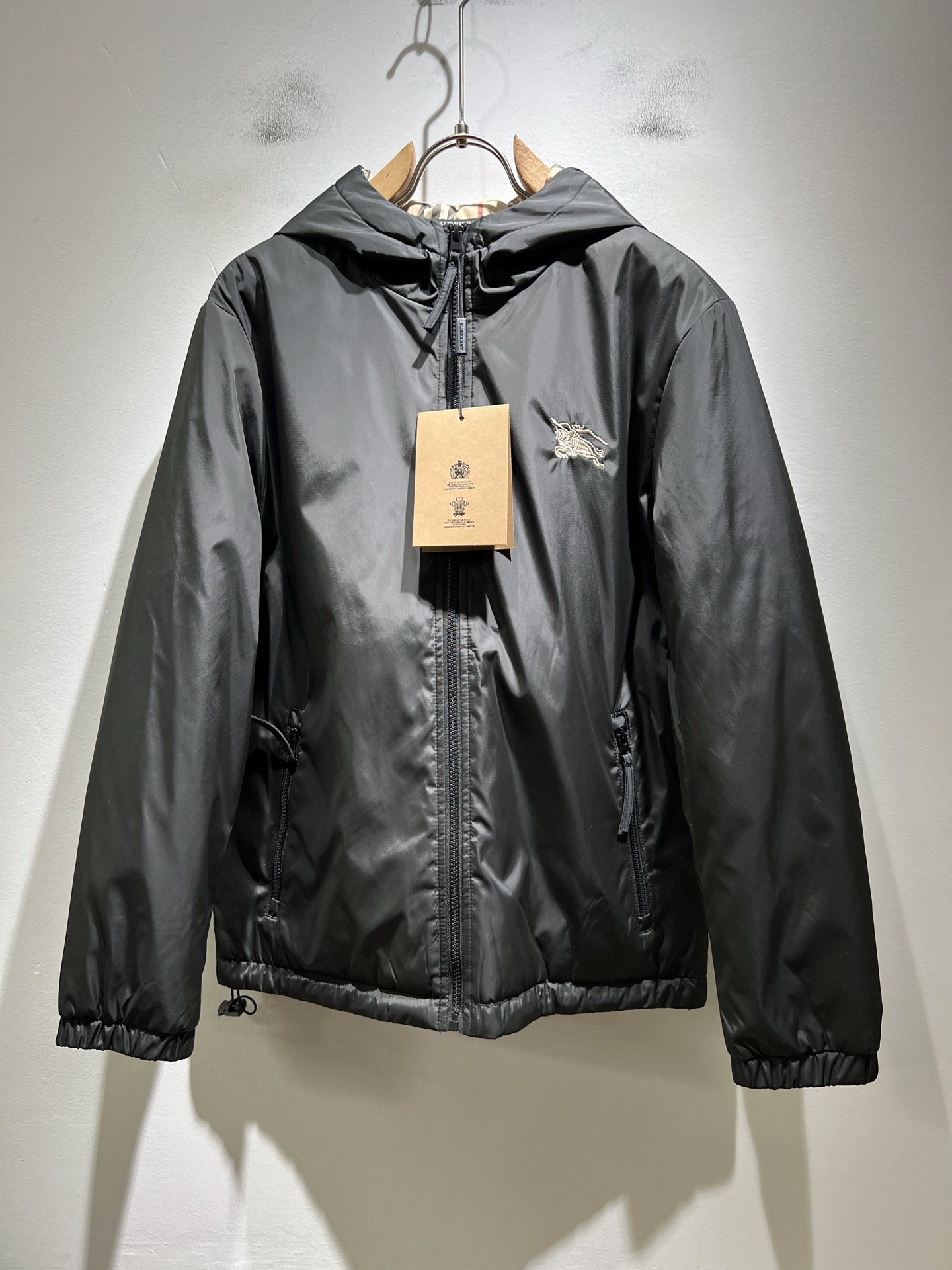 NO:691092,BURBER*Y's 2025 autumn and winter new cotton jackets are here. They are made of polyester fiber fabrics that have become popular recently. They are high-end outdoor sports and leisure series and are a very hot sports trend!  The latest special material developed by BUR, memory fabric is also called memory cloth, which refers to fabrics with morphological memory function and panoramic plaid design!  Killing all the versions on the market, it can only be said that they are not of the same level at all. No matter in terms of materials, detail restoration and craftsmanship, we are not afraid of any challenges, just to provide you with wonderful products as always. A style that implements BUR's core concept tightly binds plaid and fashion, and always maintains perfection. The simple but not simple design style perfectly meets your daily needs. Size: M-3XL,, burberry, jackets & coats, jackets & coats,19860909BURBER*Y巴*莉2025秋冬新品棉服夹克外套重磅来袭,最近比较火热聚酯纤维面料制作而成,高端户外运动休闲系列,非常火热运动风潮！BUR最新研发的特殊材质,记忆面料也叫记忆布,是指具有形态记忆功能的面料,全景格子图案设计！秒杀市面上一切版本,只能说根本就不是一个级别的存在,不管是材质还是细节还原度以及工艺制作方面,不惧任何挑战,只为给大家奉献绝妙产物一如既往,始终如一,贯彻了BUR 核心理念的一个款式将格纹与时尚紧紧的捆绑在一起,时刻保持完美,简约而不简单的的设计风格,完美的满足了你日常所需要的穿搭.尺码:M-3XL,,burberry,jackets & coats,jackets & coats,,Men's clothing