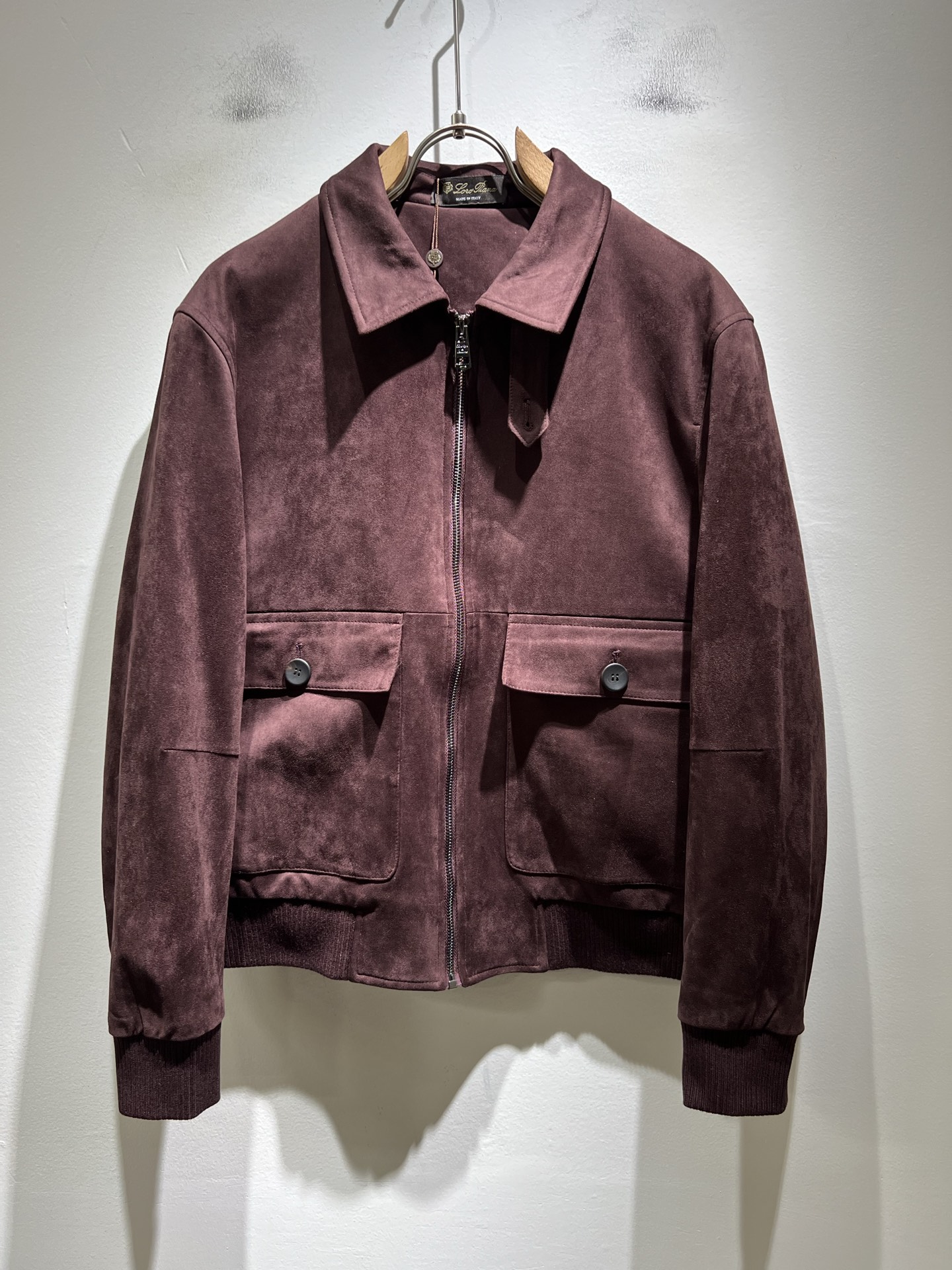 NO:691082,Loro Piana 2025 autumn and winter new men's casual imitation suede down jacket, foreign trade company order!  Customer-supplied imitation velvet material, filled with 95% white duck down design!  It feels soft and delicate, but the shape is straight and stylish!  It adopts a multi-layer structure and is windproof. The pockets are decorated with details, which is the ultimate luxury... Perfect interpretation of high-quality appearance. Customized original hardware is provided!  Size M-3XL,,loro piana,jackets & coats,jackets & coats,down jacket,19860909Loro Piana诺悠翩雅 2025秋冬新品男士休闲仿绒皮羽绒夹克外套,外贸公司订单！客供仿绒材质,内里填充95白鸭绒设计！触感又柔软细腻、但型态又笔挺有型！ 采用多层结构、具备防风性能. 口袋饰有细节、奢华极致… 完美演绎高品质品相.客供定制原版五金！尺码M-3XL,,loro piana,jackets & coats,jackets & coats,down jacket,,Men's clothing