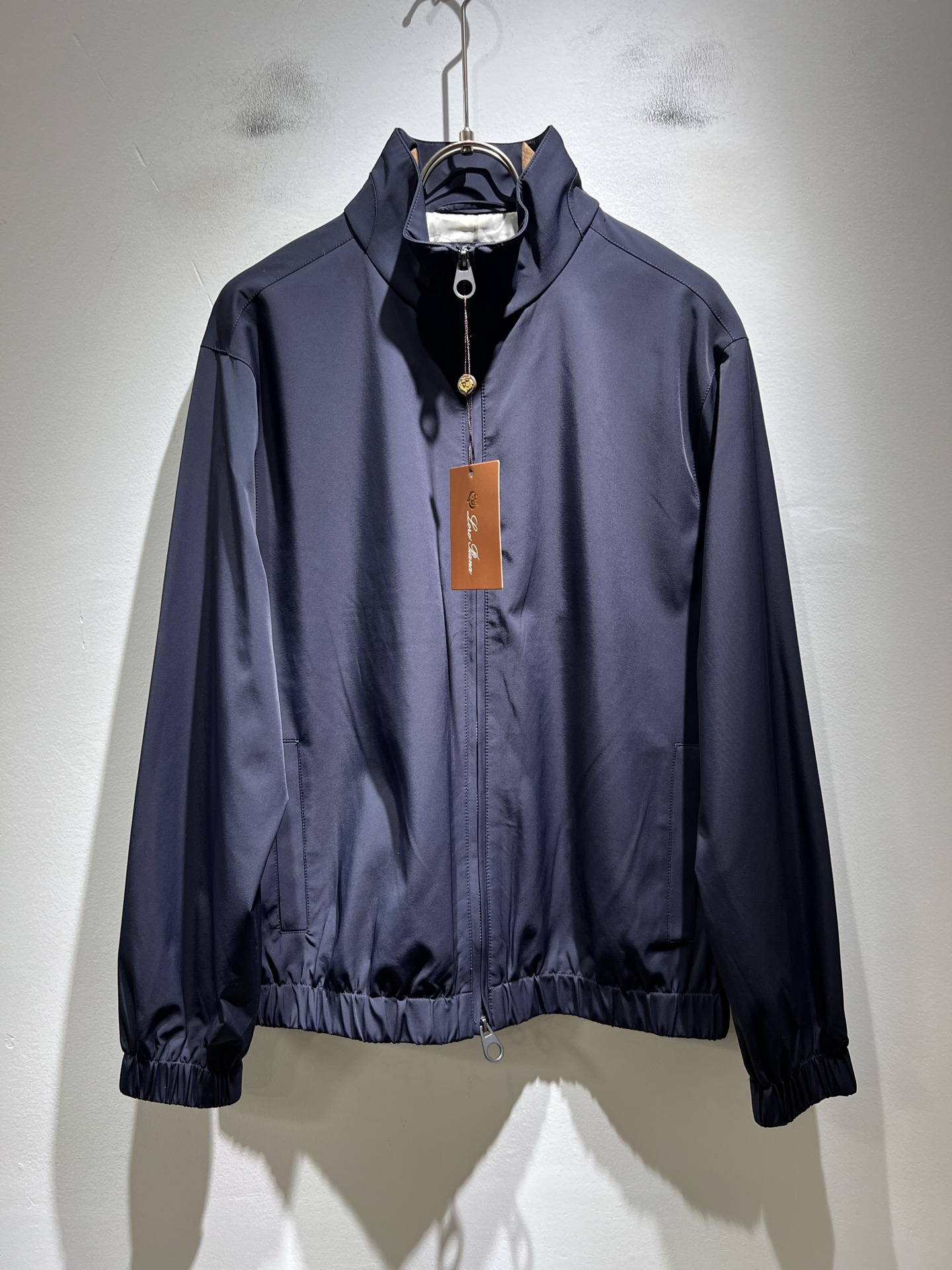 NO:691101,Loro Piana 2025 autumn and winter new men's casual jackets, orders from foreign trade companies!  Made of polyester fiber material, one of the classic proprietary fabrics!  The texture is light, soft and delicate to the touch, but the shape is straight and stylish!  It adopts a multi-layer structure and is windproof. The pockets are decorated with details, which is the ultimate luxury... Perfect interpretation of high-quality appearance. Sizes M-3XL,,loro piana,jackets & coats,jackets & coats,19860909Loro Piana诺悠翩雅 2025秋冬新品男士休闲夹克外套,外贸公司订单！客供聚酯纤维材质,经典的专有织物之一！ 质地轻盈、触感又柔软细腻、但型态又笔挺有型！ 采用多层结构、具备防风性能. 口袋饰有细节、奢华极致… 完美演绎高品质品相.尺码M-3XL,,loro piana,jackets & coats,jackets & coats,,Men's clothing