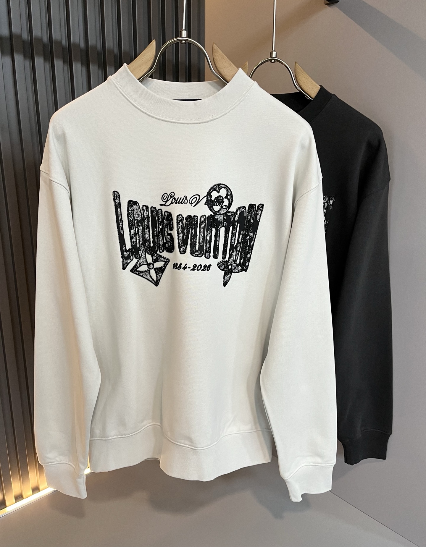 NO:692110,LouisVuitt* Louis*den's new 2025 autumn and winter series of items are online. It is a very fashionable and avant-garde long-sleeved sweatshirt for men and women, with a logo pattern patch design on the chest!  It is different from the past and declares the design concept that the brand has inherited for many years!  Its eye-catching appeal is no less than any classic style, perfectly presenting the sense of fashion, high-end and luxury to the world!  Made of imported cotton material supplied by customers, selected high-quality pure cotton fabric, soft and skin-friendly and delicate, the actual product will definitely exceed your imagination, and it will be used to the extreme!  Size M-3XL,,louis vuitton,louis vuitton,hoodie,sweatshirts,19860909LouisVuitt*路易*登 2025秋冬全新系列单品上线,非常时髦前卫的一款男女同款长袖卫衣,胸前标识logo图案贴布设计！区别于以往的不同,宣示品牌传承多年的设计理念！其吸睛度完全不亚于任何经典款式,将时髦高级感与奢华感完美呈现在世人眼前！客供进口全棉材质制成,精选优质纯棉面料,触感软糯亲肤细腻,实物到手绝对超乎你的想象,发挥到了极致！尺码M-3XL,,louis vuitton,louis vuitton,hoodie,sweatshirts,,Men's clothing