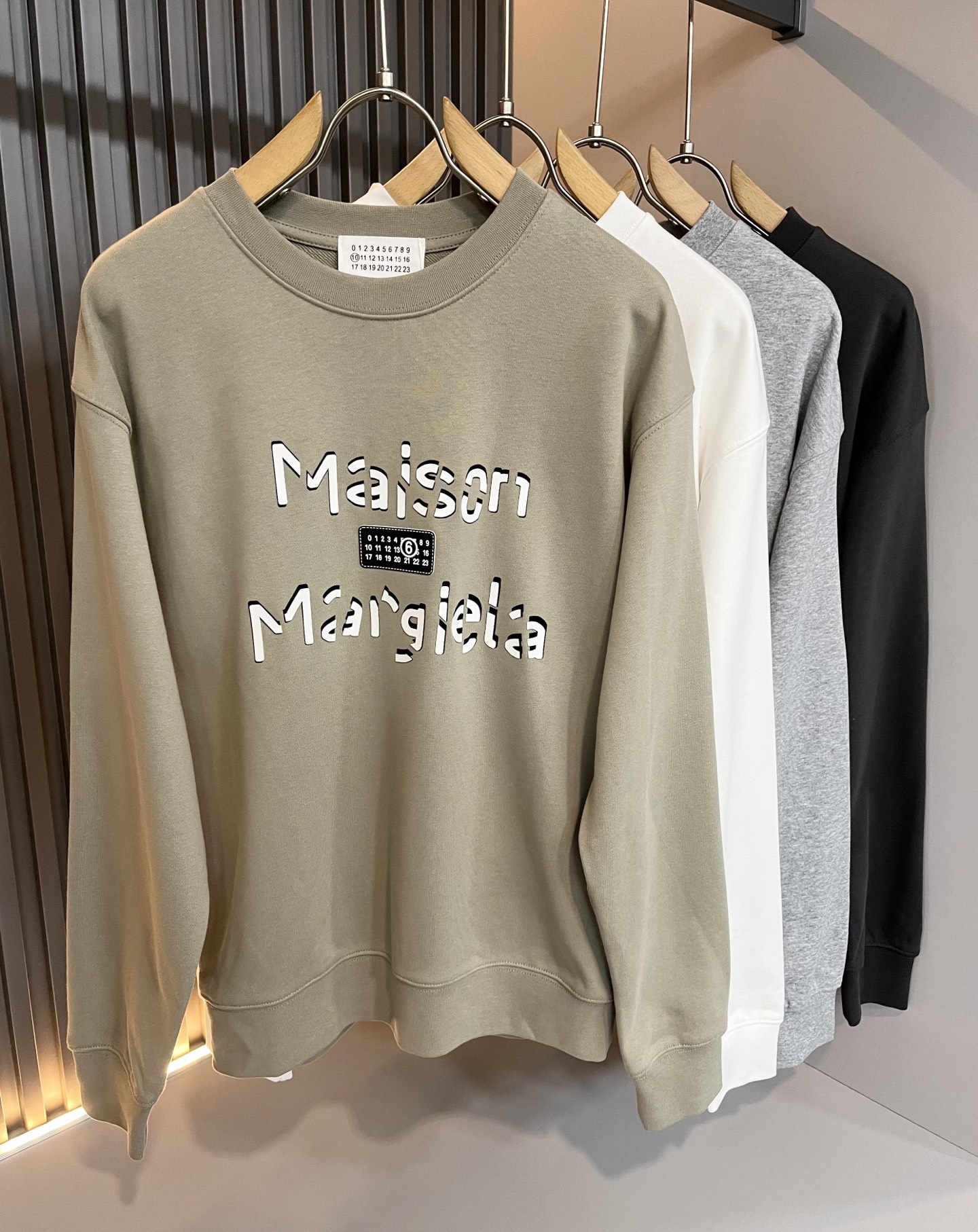 NO:692082,Maison margiel's new 2025 autumn and winter casual sweatshirts for men and women are on sale simultaneously at counters!  Customized exclusive fabrics and laminated design with letter logo pattern on the chest!  !  Simple and elegant, easy to match and versatile, extremely high-grade, perfectly integrated into fashion and style, it is a top-notch fashionable style that is perfect for outer wear!  The whole thing gives people a natural feeling!  The ultimate classic versatile casual pants, customized with original pure cotton fabric!  The ultimate heavy work, the ultimate perfection!  Fans who pursue high quality should rush to buy it by themselves, and we sincerely invite all fans who know the goods to appreciate this model together!  !  Size M-3XL,,masion margiela,hoodie,sweatshirts,19860909马吉拉 maison margiel 2025秋冬新款男女同款休闲卫衣,专柜同步发售！定制专属面料,胸前字母logo图案压胶设计！！简约大方,从容百搭,档次极高,完美融入时尚还有风情感一款完美符合外穿的顶尖时髦气质款！整体给人浑然天成的感觉！极致经典的百搭型休闲裤,定制原版纯棉面料！极致的重工极致的完美！追求高品质的粉丝们请自行抢购,诚邀所有识货的粉丝一同鉴赏此款！！尺码M-3XL,,masion margiela,hoodie,sweatshirts,,Men's clothing