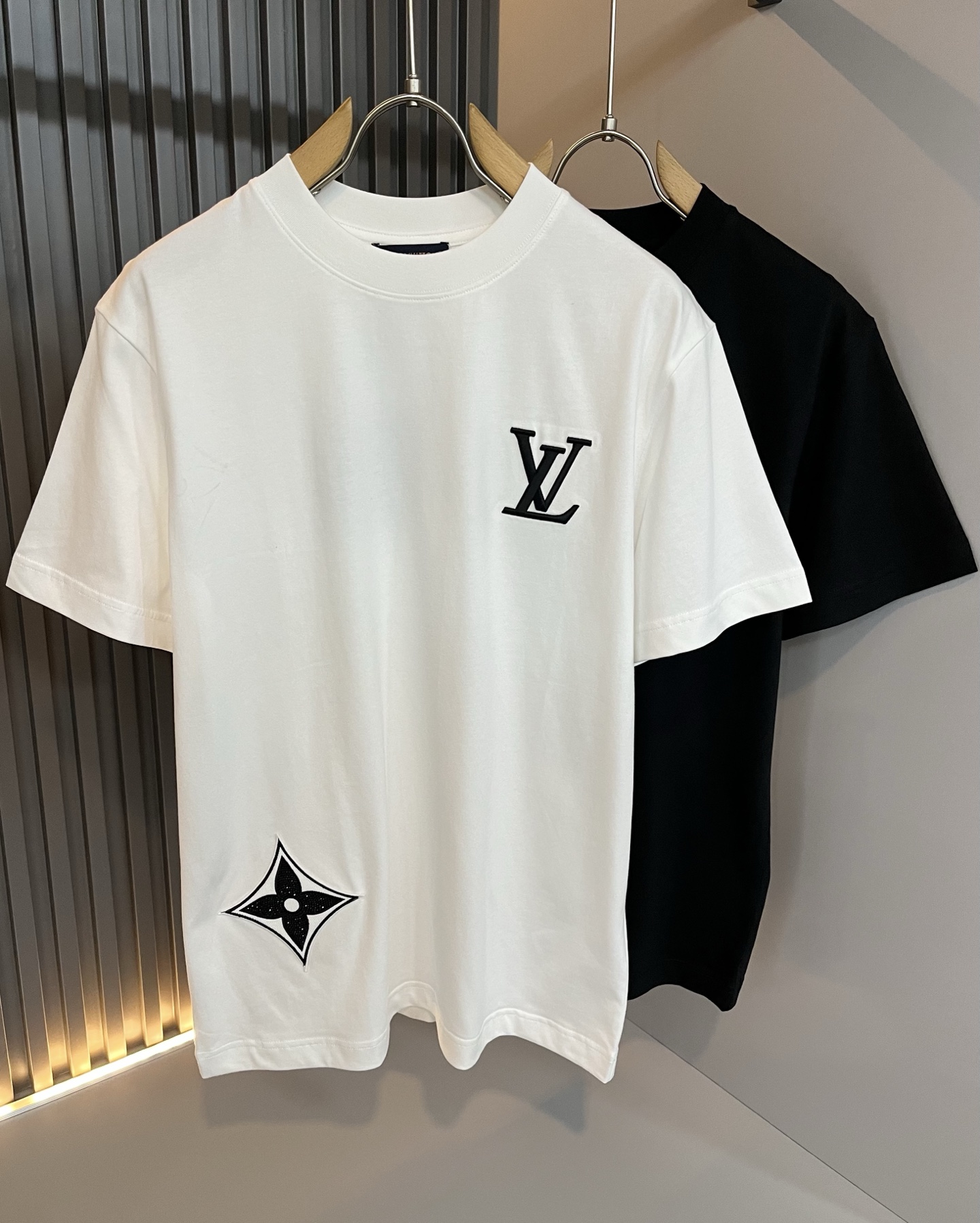 NO:712390,LouisVuitt* Louis*den's new 2026 spring and summer series of items are online. It is a very fashionable and avant-garde short-sleeved T-shirt for men and women, with logo embroidery and decoration!  It is different from the past and declares the design concept that the brand has inherited for many years!  Its eye-catching appeal is no less than any classic style, perfectly presenting the sense of fashion, high-end and luxury to the world!  It is made of imported 100% cotton material supplied by customers. It is a selection of high-quality pure cotton fabrics. It feels soft, waxy and delicate to the skin. The actual product will definitely exceed your imagination. It is extremely comfortable and breathable. Even if you sweat profusely, you will not feel greasy or stuffy. It maximizes sweat wicking and moisture absorption!  Size S-2XL,,louis vuitton,louis vuitton,T-shirt,tees,t-shirt,19860909LouisVuitt*路易*登 2026春夏全新系列单品上线,非常时髦前卫的一款男女同款短袖T恤,标识logo图案刺绣修饰！区别于以往的不同,宣示品牌传承多年的设计理念！其吸睛度完全不亚于任何经典款式,将时髦高级感与奢华感完美呈现在世人眼前！客供进口全棉材质制成,精选优质纯棉面料,触感软糯亲肤细腻,实物到手绝对超乎你的想象,贴身无比舒适透气,即便是汗流浃背也不会有腻身及闷热感可言,将排汗吸湿性发挥到了极致！尺码S-2XL,,louis vuitton,louis vuitton,T-shirt,tees，t-shirt,,Men's clothing