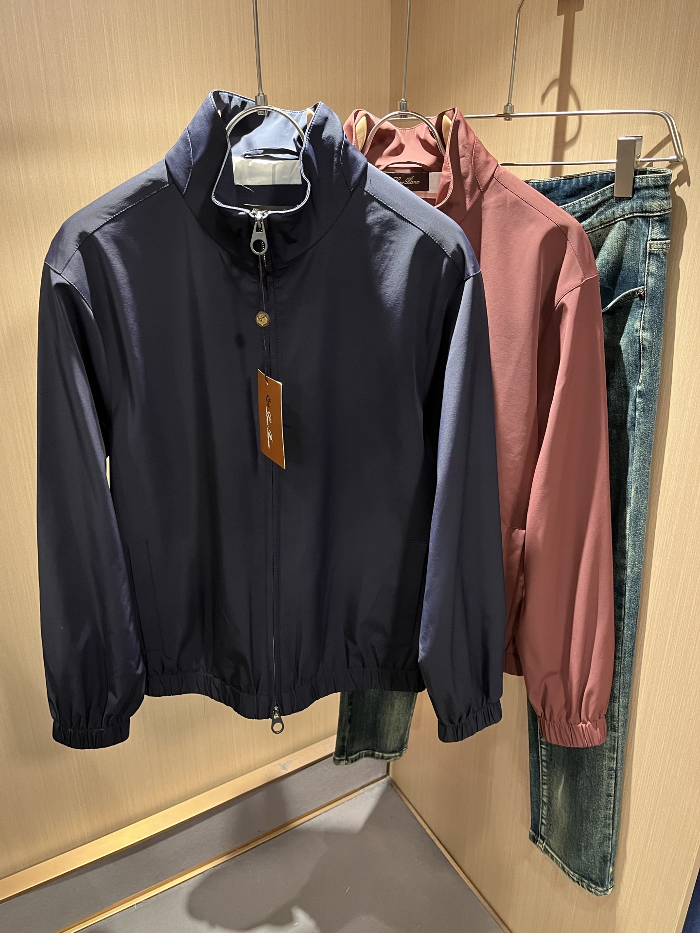 NO:692041,Loro Piana 2025 autumn and winter new men's casual jackets, orders from foreign trade companies!  Made of polyester fiber material, one of the classic proprietary fabrics!  The texture is light, soft and delicate to the touch, but the shape is straight and stylish!  It adopts a multi-layer structure and is windproof. The pockets are decorated with details, which is the ultimate luxury... Perfect interpretation of high-quality appearance. Sizes M-3XL,,loro piana,jackets & coats,jackets & coats,19860909Loro Piana诺悠翩雅 2025秋冬新品男士休闲夹克外套,外贸公司订单！客供聚酯纤维材质,经典的专有织物之一！ 质地轻盈、触感又柔软细腻、但型态又笔挺有型！ 采用多层结构、具备防风性能. 口袋饰有细节、奢华极致… 完美演绎高品质品相.尺码M-3XL,,loro piana,jackets & coats,jackets & coats,,Men's clothing