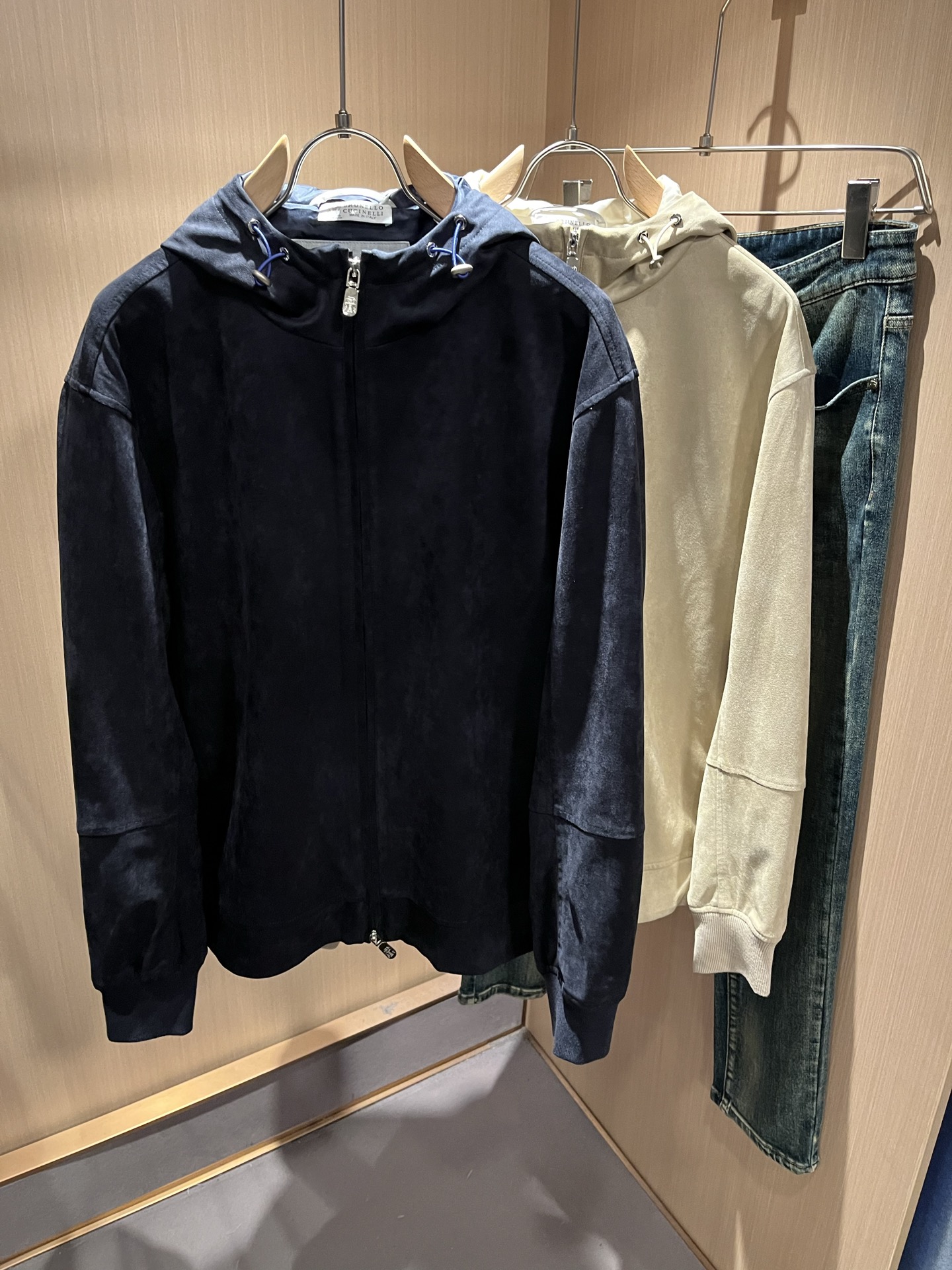 NO:692064,BC-Brunello Cucineli 2025 new autumn and winter men's jacket, a fashionable and versatile item that many celebrities love to wear!  The LOGO hardware zipper is super nice. Friends who like classic simplicity must not miss this one!  The calm and elegant brand style has always been favored by the upper class! It is also the best choice for fashion items!  The upper body is so handsome, highly recommended!  !  !  The biggest attraction of this piece is not only the added value of the brand itself, but also the high cost-effectiveness of the material!  Customized original exclusive material design!  Make sure the layout is crisp, concise and not complicated, and it is very attractive!  Size M-3XL,,brunello cucinelli,jackets & coats,jackets & coats,19860909BC-Brunello Cucineli 2025秋冬新款男士夹克外套,众多明星都爱穿的时尚百搭单品！LOGO五金拉链超级好看,喜欢经典简约的朋友,一定不能错过了这款！沉稳大气的品牌风格一直以来备受上层人士的青睐!也是时尚单品的不二之选！ 上身帅到爆了,强烈推荐！！！这件最大的吸引力除了他本身的品牌附加值,更加肯定的材质上都有很高的性价比！ 定制原版专属材质设计！确保版型的挺括,精简不繁,很是耐看！码数M-3XL,,brunello cucinelli,jackets & coats,jackets & coats,,Men's clothing