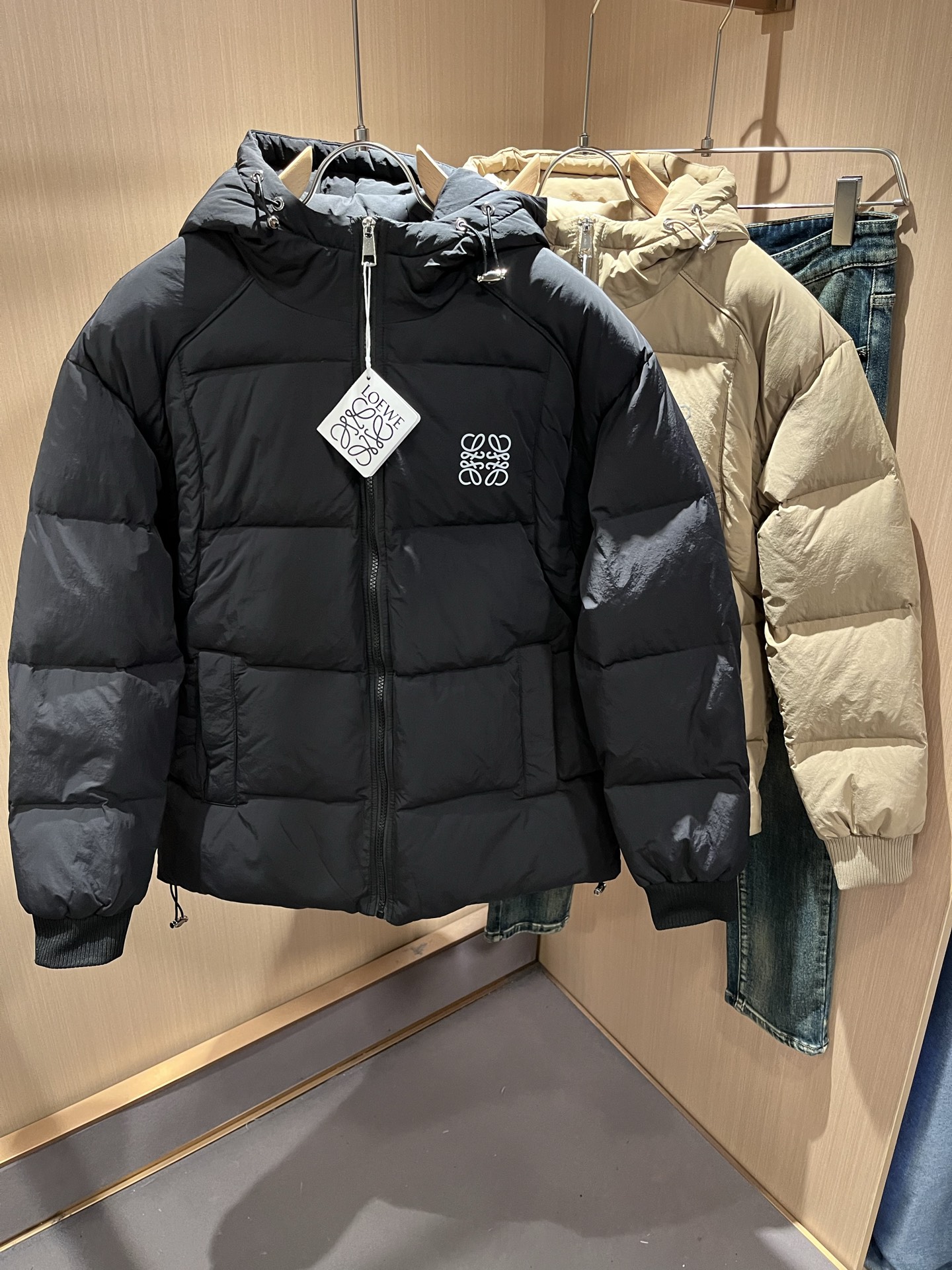 NO:692027,LO*WE/LO*WE 2025 new autumn and winter down jackets of the same style, sold through trading company channels, the latest products in 2025, sold simultaneously in official counters, classic star-level items!  LO*WE's leather goods have the highest say in the entire fashion circle. The brand value is very influential and has a century-old historical and cultural heritage. It is a brand used by the royal family and nobles. Its exquisite craftsmanship and design have subverted modern aesthetics!  The overall design is in line with the aesthetic design of the LOE family, using classic brand elements, perfectly inheriting the essence and genes of the LOE family, and injecting the brand logo pattern printing design on the chest!  Customized denim fabric!  The vision is quite exquisite and beautiful, highlighting the brand characteristics, highly recognizable and very fashionable. The overall design interprets minimalism to the extreme, simple and elegant!  Customers are supplied with high-grade materials imported from Egypt, which are extremely luxurious and special materials. The fabric properties are all of the highest quality. The tactile experience is self-evident, and you can enjoy the ultimate luxury!  The appearance is perfect, and the details are exquisite and elegant. It not only reduces age but also highlights the fashionable temperament. The upper body is full of temperament. The color matching is quite in line with the needs of matching seasons. It has a high degree of control and mix-matching. It has no age limit and has an excellent sense of style!  Size M-3XL,,loewe,jackets & coats,jackets & coats,down jacket,19860909LO*WE/罗*威2025秋冬新款羽绒同款夹克外套,贸易公司渠道货,2025年最新品,官柜同步售卖,经典明星级单品！LO*WE家的皮具单品在整个时装圈最有极高的的发言权,品牌价值影响力颇高,有着百年历史文化底蕴,皇室御贵族御用品牌,其精湛的手工艺及设计感颠覆了现代审美！整体的设计符合LOE家美学设计,运用了经典的品牌元素,完美沿袭了LOE家的精髓与基因,胸前注入品牌logo标识图案印花设计！定制牛仔面料！视觉颇为精致美观,彰显了品牌特质,辨识度极高且极具时髦感,整体的设计将极简主义阐释到极致,简约而大方！客供埃及进口高级物料,极为奢华特殊的材质,面料属性皆为上乘,触感体验不言而喻,奢华极致享受！品相完美如斯,细节处处精致考究,即减龄又凸显了时髦气质感,上身满满的气质感,配色相当符合搭配季节需求,驾驭度混搭性极高,无关年龄界定,造型感极佳的一款单品！尺码M-3XL,,loewe,jackets & coats,jackets & coats,down jacket,,Men's clothing