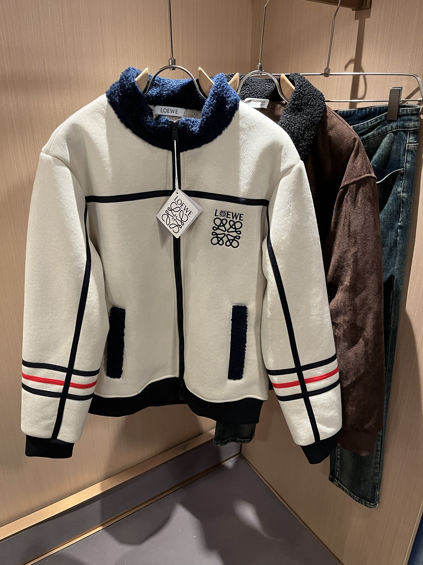 NO:692050,LO*WE/Luo*Wei 2025 new autumn and winter new fur all-in-one jacket of the same style, sold through trading company channels, the latest product in 2025, sold simultaneously in official counters, a classic star-level item!  LO*WE's leather goods have the highest say in the entire fashion circle. The brand value is very influential and has a century-old historical and cultural heritage. It is a brand used by the royal family and nobles. Its exquisite craftsmanship and design have subverted modern aesthetics!  The overall design is in line with the aesthetic design of the LOE family, using classic brand elements, perfectly inheriting the essence and genes of the LOE family, and injecting the brand logo, pattern, and hardware design into the front and rear!  Customized fur fabric!  The vision is quite exquisite and beautiful, highlighting the brand characteristics, highly recognizable and very fashionable. The overall design interprets minimalism to the extreme, simple and elegant!  Customers are supplied with high-grade materials imported from Egypt, which are extremely luxurious and special materials. The fabric properties are all of the highest quality. The tactile experience is self-evident, and you can enjoy the ultimate luxury!  The appearance is perfect, and the details are exquisite and elegant. It not only reduces age but also highlights the fashionable temperament. The upper body is full of temperament. The color matching is quite in line with the needs of matching seasons. It has a high degree of control and mix-matching. It has no age limit and has an excellent sense of style!  Size M-3XL,,loewe,jackets & coats,jackets & coats,19860909LO*WE/罗*威2025秋冬新款皮毛一体同款夹克外套,贸易公司渠道货,2025年最新品,官柜同步售卖,经典明星级单品！LO*WE家的皮具单品在整个时装圈最有极高的的发言权,品牌价值影响力颇高,有着百年历史文化底蕴,皇室御贵族御用品牌,其精湛的手工艺及设计感颠覆了现代审美！整体的设计符合LOE家美学设计,运用了经典的品牌元素,完美沿袭了LOE家的精髓与基因,前后注入品牌logo标识图案五金设计！定制皮毛一体面料！视觉颇为精致美观,彰显了品牌特质,辨识度极高且极具时髦感,整体的设计将极简主义阐释到极致,简约而大方！客供埃及进口高级物料,极为奢华特殊的材质,面料属性皆为上乘,触感体验不言而喻,奢华极致享受！品相完美如斯,细节处处精致考究,即减龄又凸显了时髦气质感,上身满满的气质感,配色相当符合搭配季节需求,驾驭度混搭性极高,无关年龄界定,造型感极佳的一款单品！尺码M-3XL,,loewe,jackets & coats,jackets & coats,,Men's clothing