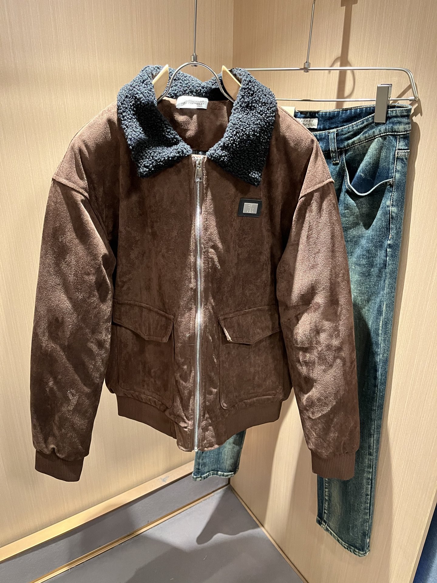 NO:692067,BC-Brunello Cucineli 2025 new autumn and winter men's imitation leather jacket, a fashionable and versatile item that many celebrities love to wear!  Body logo design!  The LOGO hardware zipper is super nice. Friends who like classic simplicity must not miss this one!  The calm and elegant brand style has always been favored by the upper class! It is also the best choice for fashion items!  The upper body is so handsome, highly recommended!  !  !  The biggest attraction of this piece is not only the added value of the brand itself, but also the high cost-effectiveness of the material!  Customized original exclusive velvet material design!  Make sure the layout is crisp, concise and not complicated, and it is very attractive!  Size M-3XL,,brunello cucinelli,jackets & coats,jackets & coats,19860909BC-Brunello Cucineli 2025秋冬新款男士仿绒皮夹克外套,众多明星都爱穿的时尚百搭单品！衣身logo设计！LOGO五金拉链超级好看,喜欢经典简约的朋友,一定不能错过了这款！沉稳大气的品牌风格一直以来备受上层人士的青睐!也是时尚单品的不二之选！ 上身帅到爆了,强烈推荐！！！这件最大的吸引力除了他本身的品牌附加值,更加肯定的材质上都有很高的性价比！ 定制原版专属绒棉材质设计！确保版型的挺括,精简不繁,很是耐看！码数M-3XL,,brunello cucinelli,jackets & coats,jackets & coats,,Men's clothing