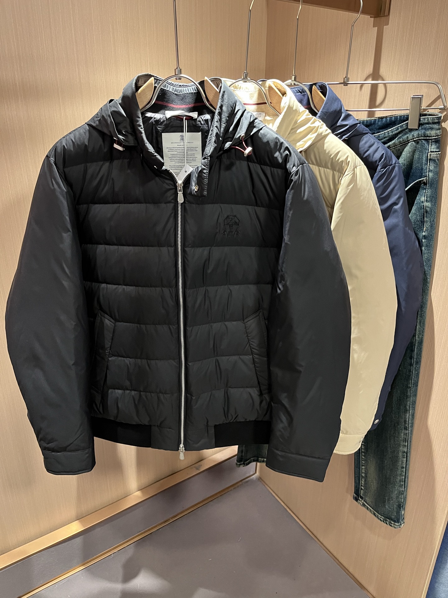 NO:692030,BC-Brunello Cucineli 2025 Autumn and Winter Uniform Down Jackets for Men and Women, Down Fabric Jackets, Waterproof Down Jackets and Warm Jackets!  It is relaunched on the market and created as an iteratively updated technology series that responds to the core content of the 21st century ideology. Obviously this is the flagship product of the P family down series, suitable for the youthful spirit of men and women of all ages!  I won’t go into too many details. They are all top-notch accessories. This model has everything a top-grade down jacket or jacket should have, or in other words, it will only be better!  !  Windproof zipper closure, embroidered logo design on the chest!  The outer layer of the counter is made of coated polyester fiber. It is leak-proof, waterproof and windproof. It is a holy product!  Nanotechnology fabric with high electrical conductivity is beneficial to body temperature regulation!  The down liner is also waterproof nylon fabric, filled with 95 white duck down. Soft and comfortable, simple design suitable for any age group. Same style for men and women. Sizes: M-3XL,, brunello cucinelli, jackets & coats, jackets & coats, down jacket,19860909BC-Brunello Cucineli 2025秋冬男女同款羽绒服外套,羽绒面料夹克 防水羽绒服保暖外套！再次推出市场,打造为迭代更新的科技系列,回应21世纪意识形态的核心内容.很显然这是P家羽绒系列的扛鼎之作,适合于一切年轮的男女情侣款青春精神！ 细节方面我就不多讲了,全是顶配,一件顶级羽绒服或者一件夹克该有的,此款都占全了,或者说,只会更好！！ 防风拉链开合 ,胸前刺绣logo图案设计！柜台外层采用涂层聚酯纤维制成.防漏绒防水防风,可谓圣品！高导电能力的纳米技术织物,有利于体温调节！羽绒内胆也是防水尼龙面料,内填充95白鸭绒.软糯舒适,适宜任何年龄段的简单设计.男女同款.尺码: M-3XL,,brunello cucinelli,jackets & coats,jackets & coats,down jacket,,Men's clothing