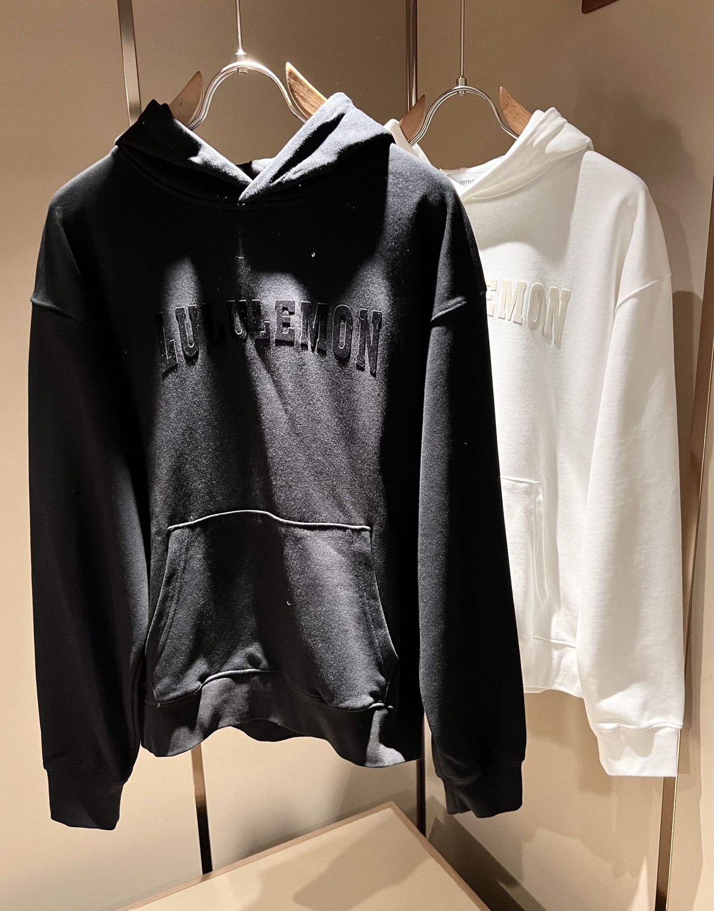 NO:691062,lululemon 2025 new autumn and winter short-sleeved T-shirts for men and women, Italian original order channel, highly personalized and high-end style, logo pattern pressed velvet design!  Pure cotton short-sleeved T-shirt for couples!  !  The latest popular fashion product has arrived. It is a simple and high-end fashion item. It is a fashion product with very high-end charm and is a must-have item for fashion trends!  Italian original factory channel, special supply level order, released simultaneously by Hong Kong, Macao and Taiwan buyer stores. This model is also the latest popular product of Loewe family this year, and it is also the most classic product. Its specifications and quality are beyond doubt!  !  The selection is extremely diverse. It goes without saying that this style has that fresh and natural feeling, which highlights the brand's charm and high-end sense. The texture of this style is very good, and the weight and color that can be felt by hand are even better on the skin. It is a full wearing enjoyment!  !  Size: M-3XL,,loewe,T-shirt,tees,t-shirt,19860909lululemon 露露乐蒙 2025秋冬新款男女同款短袖T恤,意大利原厂订单渠道,极具个性高级风,标志logo图案压绒工艺设计！情侣款纯棉短袖T恤！！最新时尚潮流人气产物驾到,又是一款简约高级的时尚单品,穿搭魅力十分高级不俗的时尚产物 ,时尚潮流必备单品！意大利原厂渠道,特供级别订单,同步港澳台买手店发布,此款也是罗意威家今年的最新人气产物,也是最经典的产物,其规格跟档次更是毋庸置疑！！ 选择极具多样化,言而喻此款自然具备那种清新自然的感觉,彰显品牌魅力与高级感,此款的质感十分的到位,用手可以感知的重磅跟出彩亲肤程度更是上佳,十足的穿着享受！！尺码: M-3XL,,loewe,T-shirt,tees，t-shirt,,Men's clothing