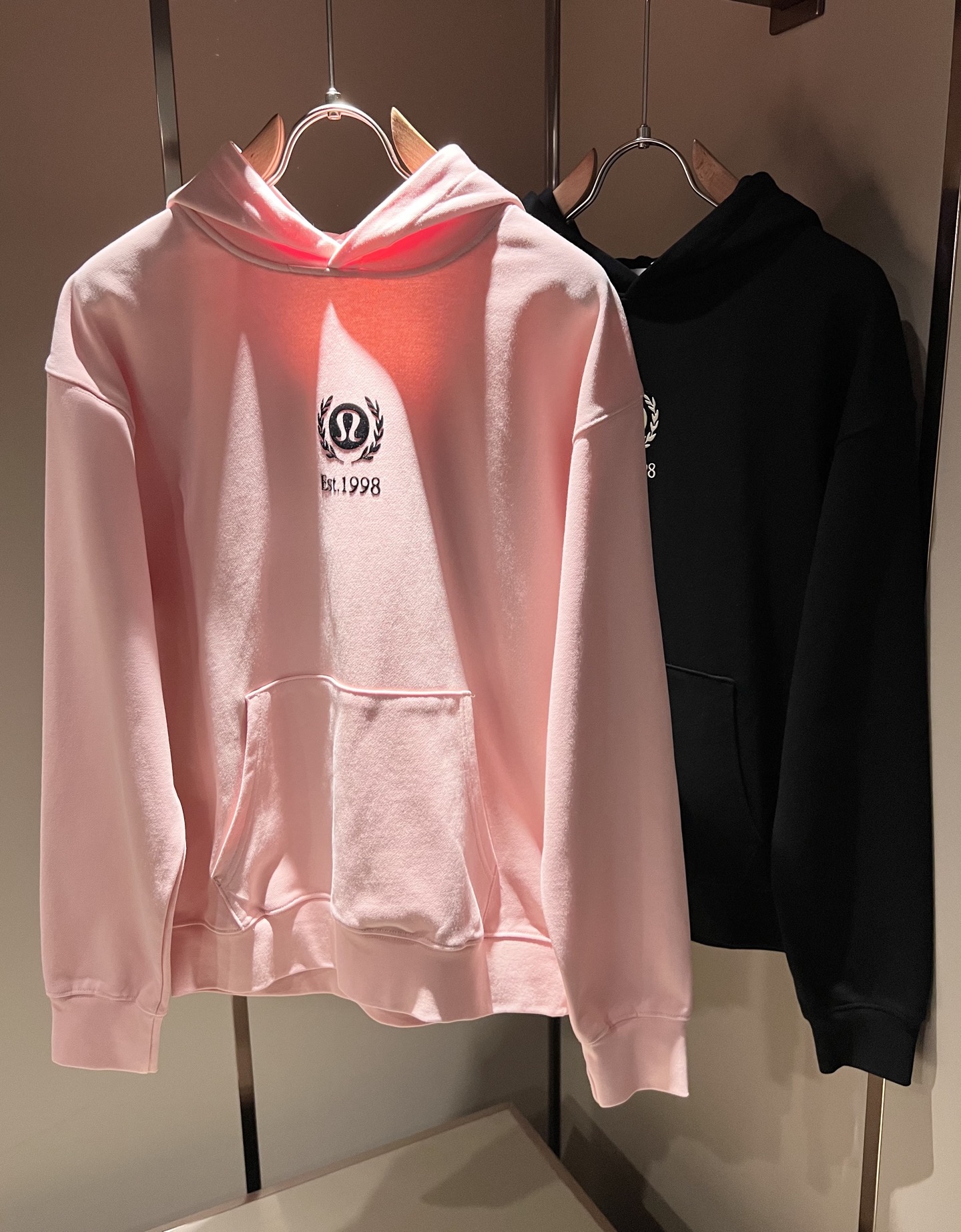 NO:691058,lululemon 2025 new autumn and winter short-sleeved T-shirts for men and women, Italian original order channel, highly personalized and high-end style, logo pattern pressed velvet design!  Pure cotton short-sleeved T-shirt for couples!  !  The latest popular fashion product has arrived. It is a simple and high-end fashion item. It is a fashion product with very high-end charm and is a must-have item for fashion trends!  Italian original factory channel, special supply level order, released simultaneously by Hong Kong, Macao and Taiwan buyer stores. This model is also the latest popular product of Loewe family this year, and it is also the most classic product. Its specifications and quality are beyond doubt!  !  The selection is extremely diverse. It goes without saying that this style has that fresh and natural feeling, which highlights the brand's charm and high-end sense. The texture of this style is very good, and the weight and color that can be felt by hand are even better on the skin. It is a full wearing enjoyment!  !  Size: M-3XL,,loewe,T-shirt,tees,t-shirt,19860909lululemon 露露乐蒙 2025秋冬新款男女同款短袖T恤,意大利原厂订单渠道,极具个性高级风,标志logo图案压绒工艺设计！情侣款纯棉短袖T恤！！最新时尚潮流人气产物驾到,又是一款简约高级的时尚单品,穿搭魅力十分高级不俗的时尚产物 ,时尚潮流必备单品！意大利原厂渠道,特供级别订单,同步港澳台买手店发布,此款也是罗意威家今年的最新人气产物,也是最经典的产物,其规格跟档次更是毋庸置疑！！ 选择极具多样化,言而喻此款自然具备那种清新自然的感觉,彰显品牌魅力与高级感,此款的质感十分的到位,用手可以感知的重磅跟出彩亲肤程度更是上佳,十足的穿着享受！！尺码: M-3XL,,loewe,T-shirt,tees，t-shirt,,Men's clothing