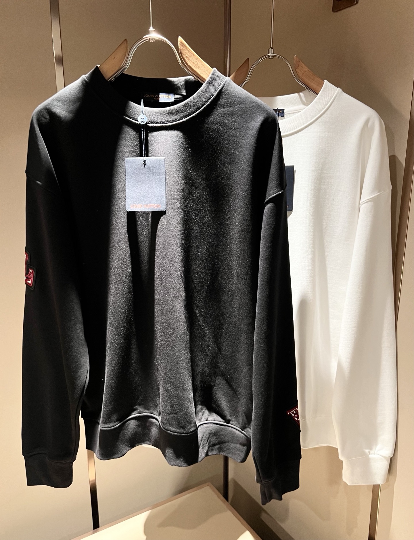 NO:691066,LouisVuitt* Louis*don's new 2025 autumn and winter series of items are online. It is a very fashionable and avant-garde long-sleeved sweatshirt for men and women, with a logo and pattern laminated design!  It is different from the past and declares the design concept that the brand has inherited for many years!  Its eye-catching appeal is no less than any classic style, perfectly presenting the sense of fashion, high-end and luxury to the world!  Made of imported cotton material supplied by customers, selected high-quality pure cotton fabric, soft and skin-friendly and delicate, the actual product will definitely exceed your imagination, and it will be used to the extreme!  Size M-3XL,,louis vuitton,louis vuitton,hoodie,sweatshirts,19860909LouisVuitt*路易*登 2025秋冬全新系列单品上线,非常时髦前卫的一款男女同款长袖卫衣,标识logo图案压胶设计！区别于以往的不同,宣示品牌传承多年的设计理念！其吸睛度完全不亚于任何经典款式,将时髦高级感与奢华感完美呈现在世人眼前！客供进口全棉材质制成,精选优质纯棉面料,触感软糯亲肤细腻,实物到手绝对超乎你的想象,发挥到了极致！尺码M-3XL,,louis vuitton,louis vuitton,hoodie,sweatshirts,,Men's clothing