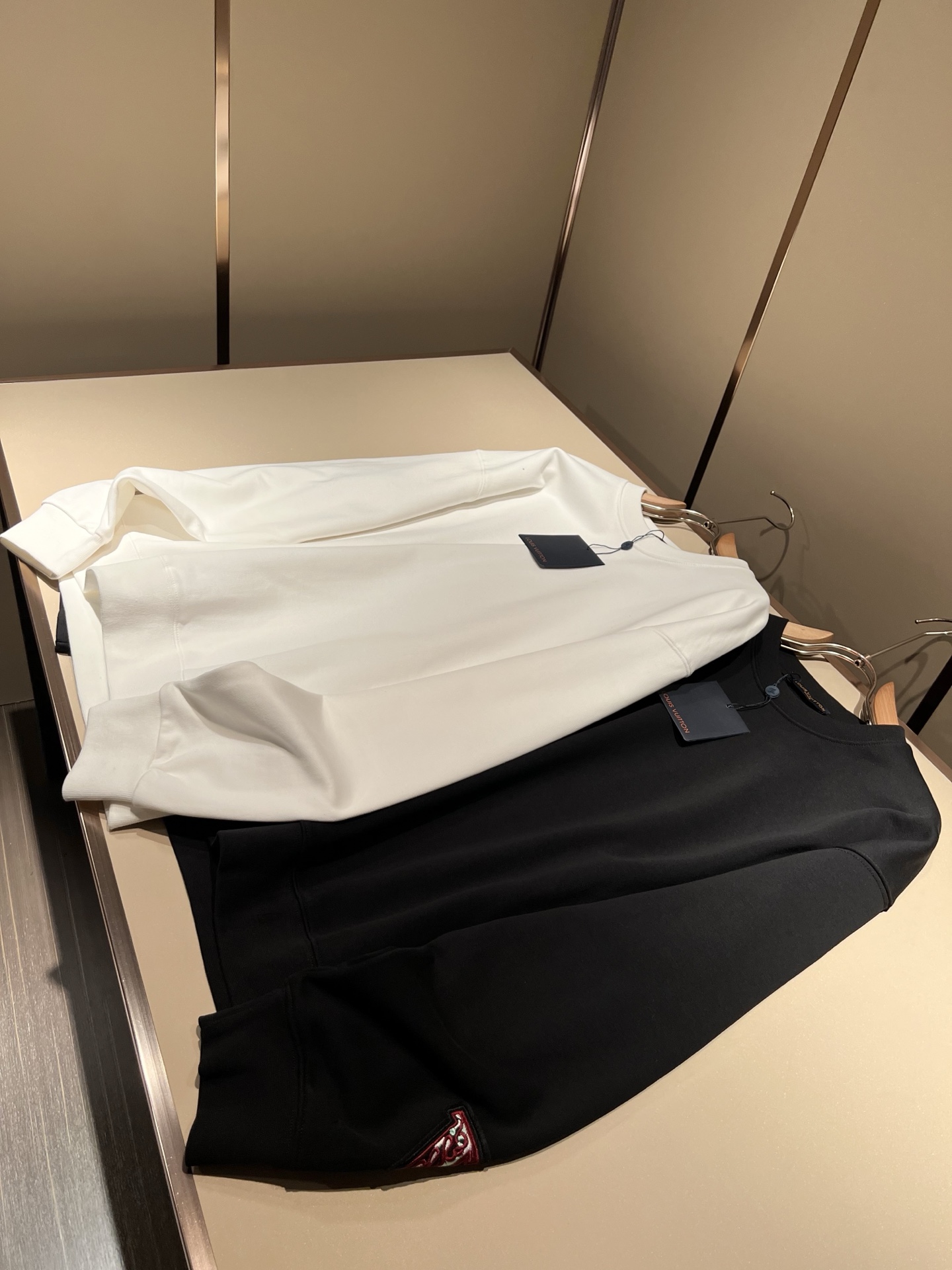 NO:725583,LouisVuitt* Louis*den's new autumn and winter series of items are online, a very fashionable and avant-garde long-sleeved sweatshirt for men and women, with a logo and pattern laminated design!  It is different from the past and declares the design concept that the brand has inherited for many years!  Its eye-catching appeal is no less than any classic style, perfectly presenting the sense of fashion, high-end and luxury to the world!  Made of imported cotton material supplied by customers, selected high-quality pure cotton fabric, soft and skin-friendly and delicate, the actual product will definitely exceed your imagination, and it will be used to the extreme!  Size M-3XL,,louis vuitton,louis vuitton,hoodie,sweatshirts,19860909LouisVuitt*路易*登 秋冬全新系列单品上线,非常时髦前卫的一款男女同款长袖卫衣,标识logo图案压胶设计！区别于以往的不同,宣示品牌传承多年的设计理念！其吸睛度完全不亚于任何经典款式,将时髦高级感与奢华感完美呈现在世人眼前！客供进口全棉材质制成,精选优质纯棉面料,触感软糯亲肤细腻,实物到手绝对超乎你的想象,发挥到了极致！尺码M-3XL,,louis vuitton,louis vuitton,hoodie,sweatshirts,,Men's clothing