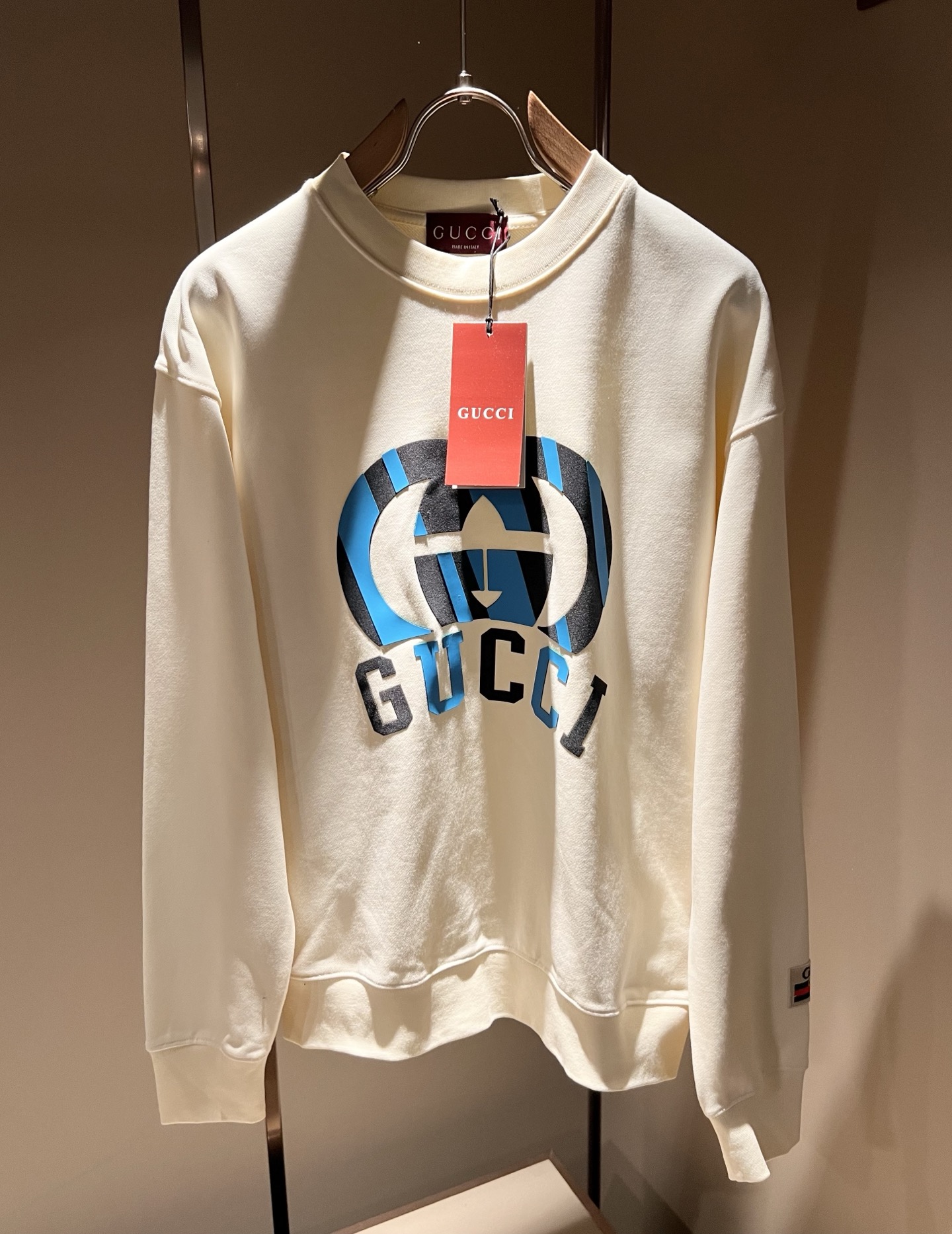 NO:691069,Gucc* Gujia's latest series of basic round neck sweatshirts for men and women in autumn and winter 2025, the same style for men and women!  Trading company channels are rare and available on the official website simultaneously!  New fashion element design!  Front and rear logo element printing design!  Injecting full vitality into the new series, this sweatshirt is made of carefully selected imported cotton fabrics. The fabric feels soft and delicate against the skin, and has an extremely comfortable and breathable wearing experience. The whole piece is very eye-catching and fashionable, and is deeply loved by today's young people!  Basic loose round neck cut, unisex style regardless of age and gender, suitable for matching all styles and looks you need in daily life!  It is recommended to wear couple outfits when going out on the street, it will be more eye-catching!  Size: M-3XL,,gucci,gucci,hoodie,sweatshirts,19860909Gucc*古家2025秋冬最新系列基础圆领男女同款卫衣,男女同款！贸易公司渠道稀出,同步官网发售 ！ 新时尚元素设计！前后logo元素印花设计！为全新系列注入满满活力,这款卫衣用心甄选客供进口棉面料制成,面料手感亲肤柔软细腻,拥有着无比舒适透气性的穿着体验,整件单品极具吸睛度与时尚感,深受当下年轻人的喜爱！基础宽松的圆领版型裁剪,不分年龄与性别的中性款式,适合搭配你日常所需的所有风格与造型！建议搭配情侣装出街会更为养眼出色！尺码:M-3XL,,gucci,gucci,hoodie,sweatshirts,,Men's clothing