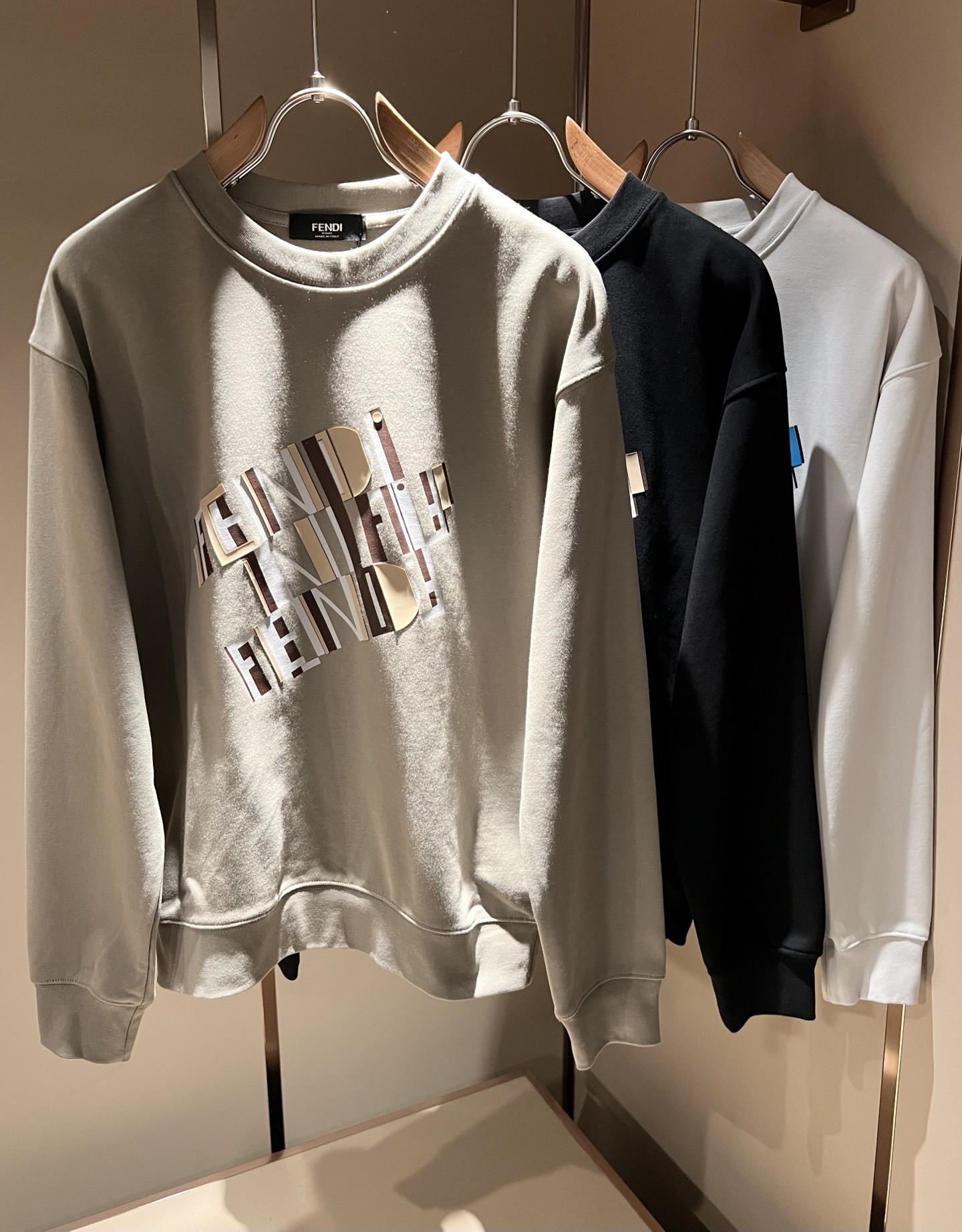 NO:691073,FEN*I Fen*di 2025 new autumn and winter FD family unisex little monster sweatshirt, versatile for men and women. Italian original order, FD family popular item, full of representativeness, full of specifications, a boutique worth buying for all FD fans!  Pure Italian channel order, the FD family's high-end and popular product, a very popular item at the moment, with the letter logo laminated pattern design on the chest!  High-end goods worth keeping for yourself and giving away!  The most classic BUGS series style items of the FD family are trendy and good-looking, full of trendy atmosphere, extremely high-grade and standard, and are made of very classic and very strong visual impact, with extremely high recognition, and top-grade exclusive pure cotton fabrics!  Made of soft, delicate and comfortable touch, the appearance is quite high-end and classy!  It perfectly interprets the charm of the brand and leaves a deep impression on people. It is more fashionable and charming, the upper body is generous and fashionable, and there is no pressure to wear it!  Wear it alone or paired with it, it’s a beautiful sight that can’t be ignored!  Size M-3XL,,fendi,dior,hoodie,sweatshirts,19860909FEN*I 芬*迪2025秋冬新款FD家族男女同款小怪兽卫衣,男女同款百搭.意大利原厂订单,FD家族人气单品,代表性十足,规格感十足的精品,所有FD粉丝都值得抢购的精品！纯正意代渠道订单,FD家族的高奢人气爆款产物,当下十分火爆的单品,胸前字母logo压胶图案设计！值得自留和送人的高端货！FD家族最为经典的BUGS系列款式单品,新潮又好看,潮流气息感十足,档次规格感极高,并且采用十分经典给人的视觉冲击感相当强烈,有着极高的辨识度,顶级专属纯棉面料！打造,触感柔软细腻舒适,品相相当高级有档次！完美诠释品牌魅力,给人留下深刻印象.更具时尚与韵味,上身大方时尚,对于穿搭更是毫无压力！单穿内搭都极有味道,不可忽视的靓丽风景线！ 尺码M-3XL,,fendi,dior,hoodie,sweatshirts,,Men's clothing