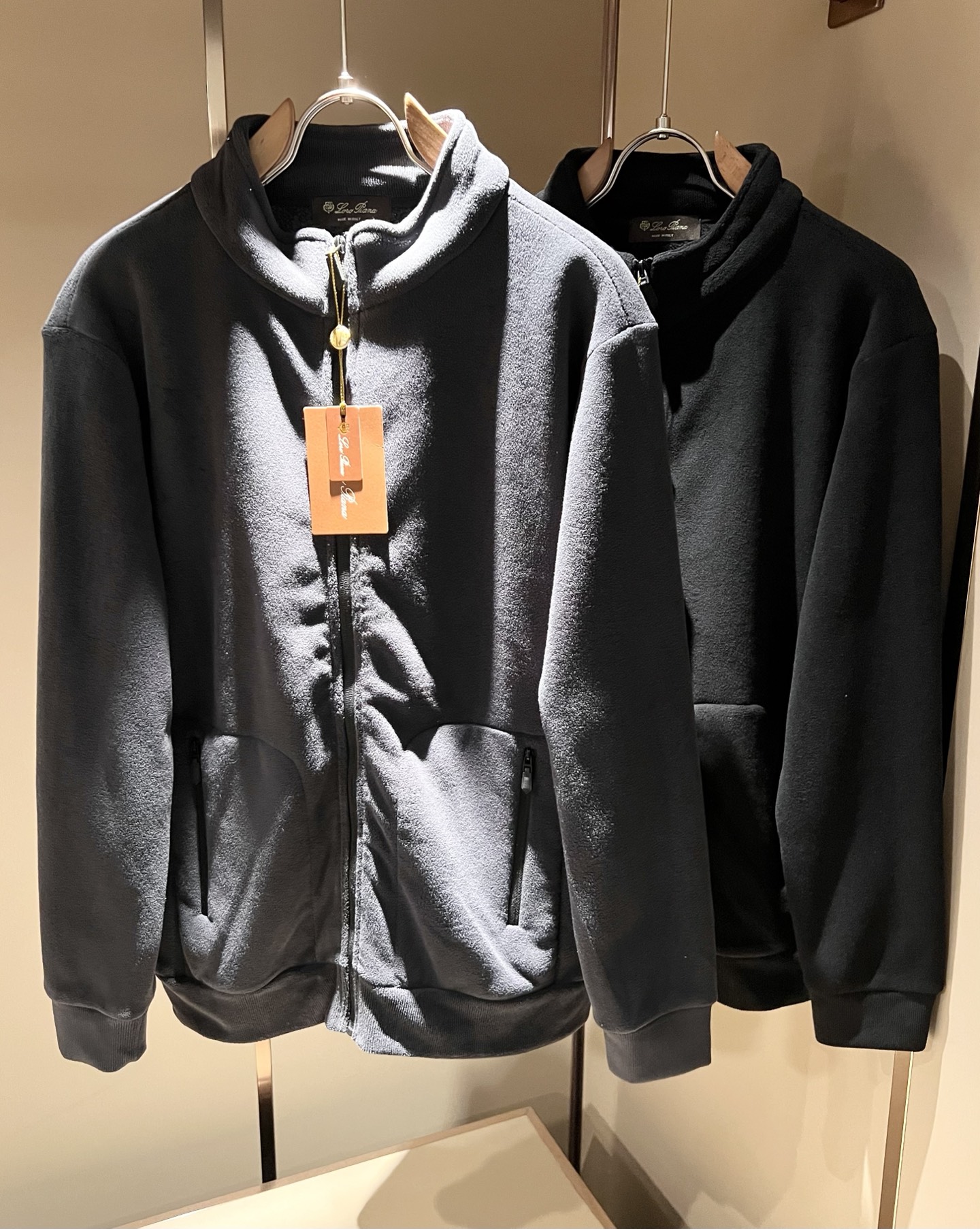 NO:691068,Loro Piana 2025 new autumn and winter men's polar fleece casual zipper sweatshirt, a fashionable and versatile item that many celebrities love to wear!  Friends who like classic simplicity must not miss this one!  The calm and elegant brand style has always been favored by the upper class! It is also the best choice for fashion items!  The upper body is so handsome, highly recommended!  !  !  The biggest attraction of this short-sleeved shirt is not only its own brand added value, but also the fact that this short-sleeved shirt is very cost-effective in terms of color matching and material!  Customized original and exclusive polar fleece fabric material design!  Eco-friendly washing, customized fabrics, and pre-shrinking treatment ensure a crisp fit. The combed cotton fabric feels super soft and smooth and absorbs sweat!  It does not deform after washing, feels comfortable and smooth, and the upper body is soft and comfortable. The classic fashionable lapel design is simple but not complicated, and it is very attractive!  Size M-4XL,,loro piana,hoodie,sweatshirts,T-shirt,19860909Loro Piana诺悠翩雅 2025秋冬新款男士摇粒绒休闲拉链款卫衣,众多明星都爱穿的时尚百搭单品！喜欢经典简约的朋友,一定不能错过了这款！沉稳大气的品牌风格一直以来备受上层人士的青睐!也是时尚单品的不二之选！ 上身帅到爆了,强烈推荐！！！这件短袖最大的吸引力除了他本身的品牌附加值,更加肯定的是这款短袖无论在颜色搭配还是材质上都有很高的性价比！ 定制原版专属摇粒绒面料材质设计！环保水洗,定制面料,预缩处理,确保版型的挺括,精梳棉面料手感超柔顺滑又吸汗！洗水不变形,手感舒适顺滑,上身柔和舒适,经典的时尚翻领设计,精简不繁,很是耐看！码数M-4XL,,loro piana,hoodie,sweatshirts,T-shirt,,Men's clothing