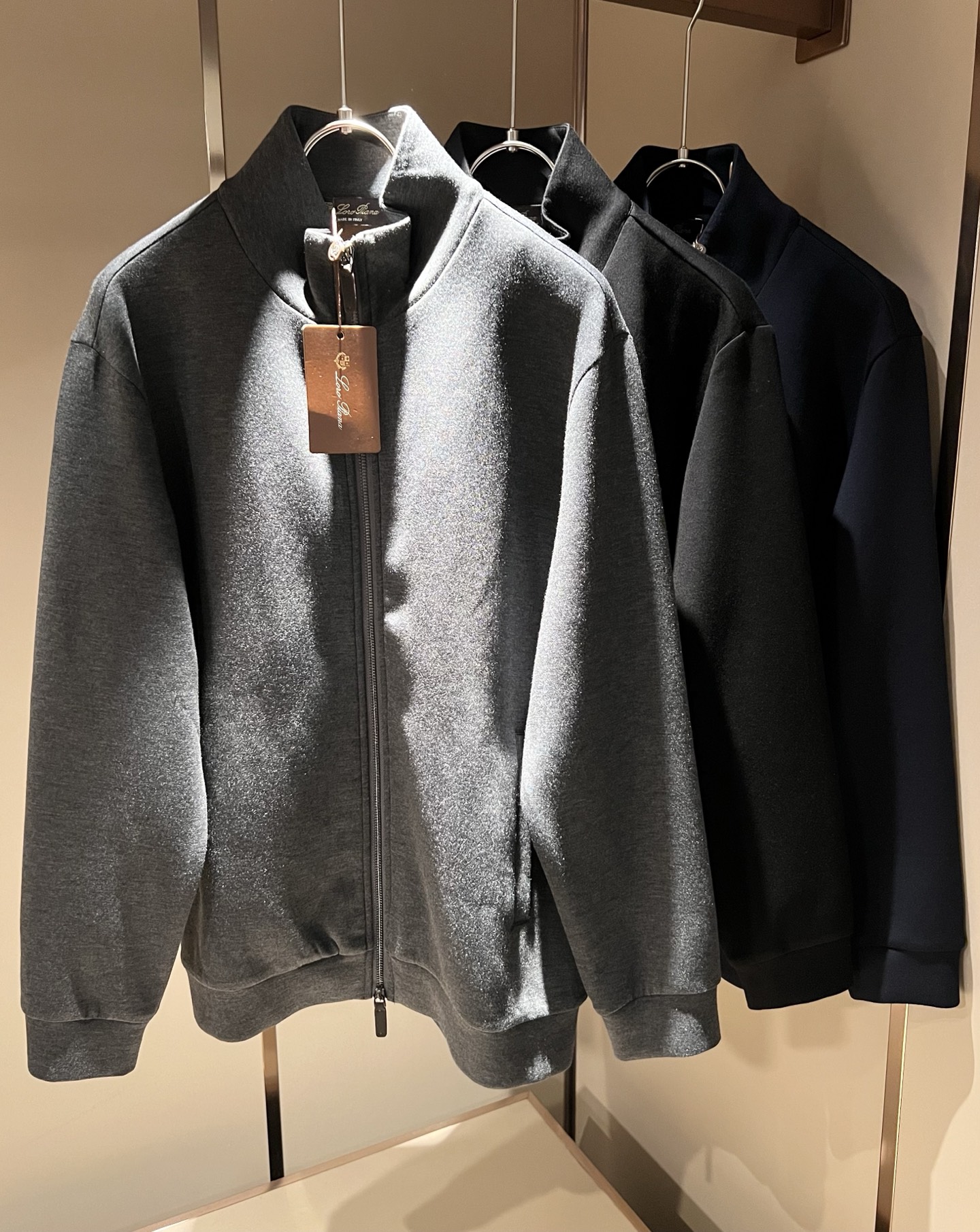 NO:691060,Loro Piana 2025 autumn and winter new men's zipper sweatshirt, order from foreign trade company!  Made of pure cotton, one of the classic proprietary fabrics!  The texture is light, soft and delicate to the touch, but the shape is straight and stylish!  It adopts a multi-layer structure and is windproof. Details and luxury... perfectly interpret high-quality products. Sizes M-3XL, loro piana, hoodie, sweatshirts,19860909Loro Piana诺悠翩雅 2025秋冬新品男士拉链款卫衣,外贸公司订单！客供纯棉棉材质,经典的专有织物之一！ 质地轻盈、触感又柔软细腻、但型态又笔挺有型！ 采用多层结构、具备防风性能. 细节、奢华极致… 完美演绎高品质品相.尺码M-3XL,,loro piana,hoodie,sweatshirts,,Men's clothing