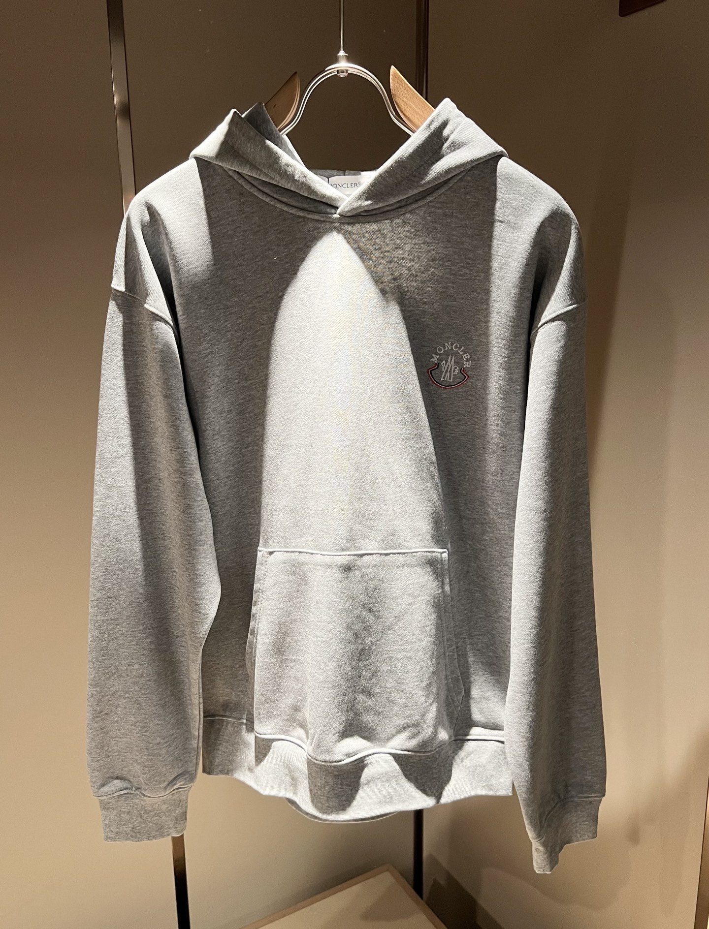 NO:691070,Moncl*r 2025 new autumn and winter men's casual suits!  This year's new counter product, men's super soft fabric is cool and popular, fashionable and urban versatile, customized pure cotton fabric!  It has a light luster, a unique texture, and a soft and smooth hand feel. It is not a product that can be compared with ordinary fabrics. It has a very attractive design, liningless inseam binding technology, and the details are in place. The fabric is very difficult to make, and it requires a lot of attention to technology. The details determine the high-end. Minimalist design elements of the season, a must-have item for trendy men, perfect slim fit, highly recommended!  Size S-2XL,,19860909Moncl*r蒙*口 2025秋冬新款男士休闲套装！今年的专柜新品,男士超软面料帅酷爆款 时尚都市百搭款,定制纯棉面料！淡淡光泽,质感独特,手感柔嫩顺滑,不是一般面料所能对比的产品.非常极具魅力的设计,无里布内缝包边工艺,细节非常到位,面料做出来非常有难度,要非常讲究技术的一款,细节决定高端.极简当季的设计元素,潮男必备单品,完美修身版型,强烈推荐！尺码S-2XL,,,Men's clothing