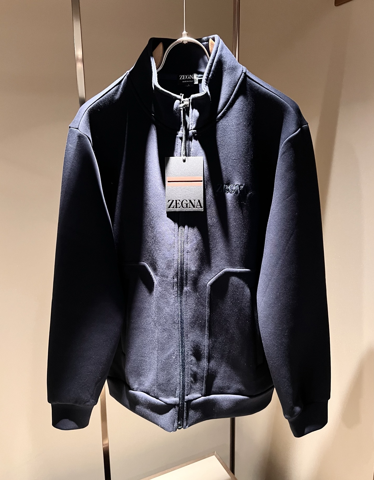 NO:691071,Ermenegildo Zeg*a 2025 autumn and winter new men's suit, order from foreign trade company!  It is one of Zegna’s classic proprietary fabrics!  Logo embroidery design on the body!  Customized original pure cotton fabric!  The texture is warm, soft and delicate to the touch, but the shape is straight and stylish!  Details, extreme luxury...perfect interpretation of high-quality appearance. Sizes L-5XL,,zegna,19860909Ermenegildo Zeg*a杰*亚 2025秋冬新品男士套装,外贸公司订单！是杰尼亚经典的专有织物之一！ 衣身logo图案刺绣设计！定制原版纯棉面料！质地保暖,触感又柔软细腻、但型态又笔挺有型！ 细节、奢华极致… 完美演绎高品质品相.尺码L-5XL,,zegna,,Men's clothing