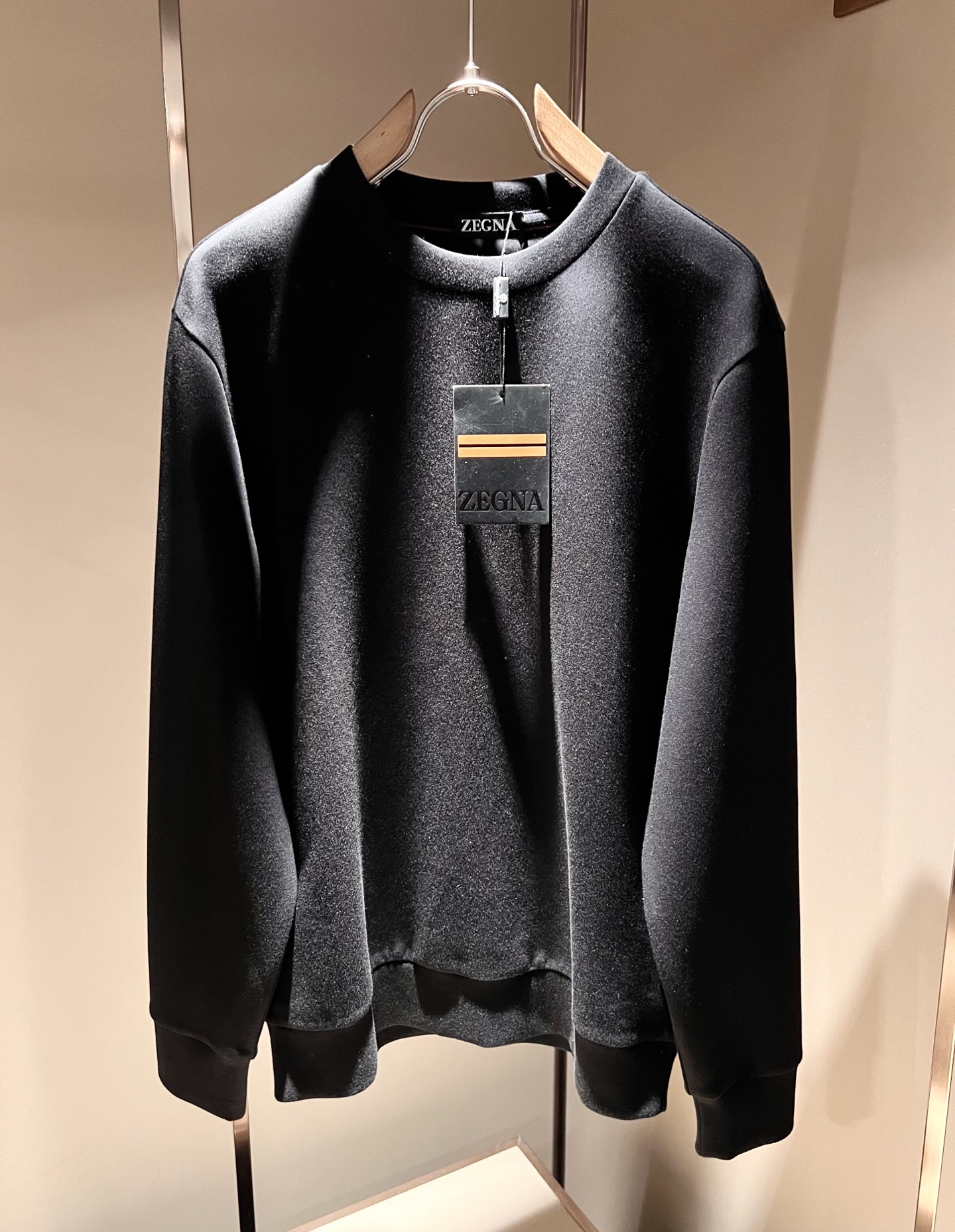 NO:691067,Ermenegildo Zeg*a 2025 autumn and winter new men's suit, order from foreign trade company!  It is one of Zegna’s classic proprietary fabrics!  Customized original pure cotton fabric!  The texture is warm, soft and delicate to the touch, but the shape is straight and stylish!  Details, extreme luxury...perfect interpretation of high-quality appearance. Sizes M-3XL,,zegna,19860909Ermenegildo Zeg*a杰*亚 2025秋冬新品男士套装,外贸公司订单！是杰尼亚经典的专有织物之一！ 定制原版纯棉面料！质地保暖,触感又柔软细腻、但型态又笔挺有型！ 细节、奢华极致… 完美演绎高品质品相.尺码M-3XL,,zegna,,Men's clothing