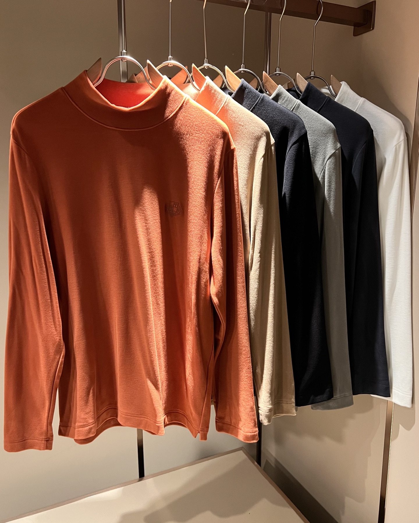 NO:691064,Loro Piana 2025 autumn and winter men's latest trade order bottoming shirt, all in good condition!  !  The chest is designed with a logo pattern!  Customized baby fleece fabric!  The upper body is comfortable and breathable, not stiff, and the overall body has a rich three-dimensional feel. It is a quality export order and is customized with exclusive baby velvet fabric tailoring to meet the simple needs of commuters. The upper body effect is very good, slimming, and not picky about the figure. The fabric workmanship... is impeccable. Only good craftsmanship and good fabrics can produce a good taste. It is a must-have item for everyone!  Size M-4XL,,loro piana,19860909Loro Piana诺悠翩雅 2025秋冬男士最新的贸易订单打底衫,全品相！！胸前采用logo图案设计！定制婴儿绒面料！上身舒适透气,不僵硬,整体有着丰富的立体感,品质出口订单,定制专属婴儿绒面料剪裁,满足通勤人们对于着装的简约需求,上身效果很好,显瘦,不挑剔身材.面料做工....无可挑剔,好工艺好面料才能穿出好品味一款,人手必备单品！尺码M-4XL,,loro piana,,Men's clothing