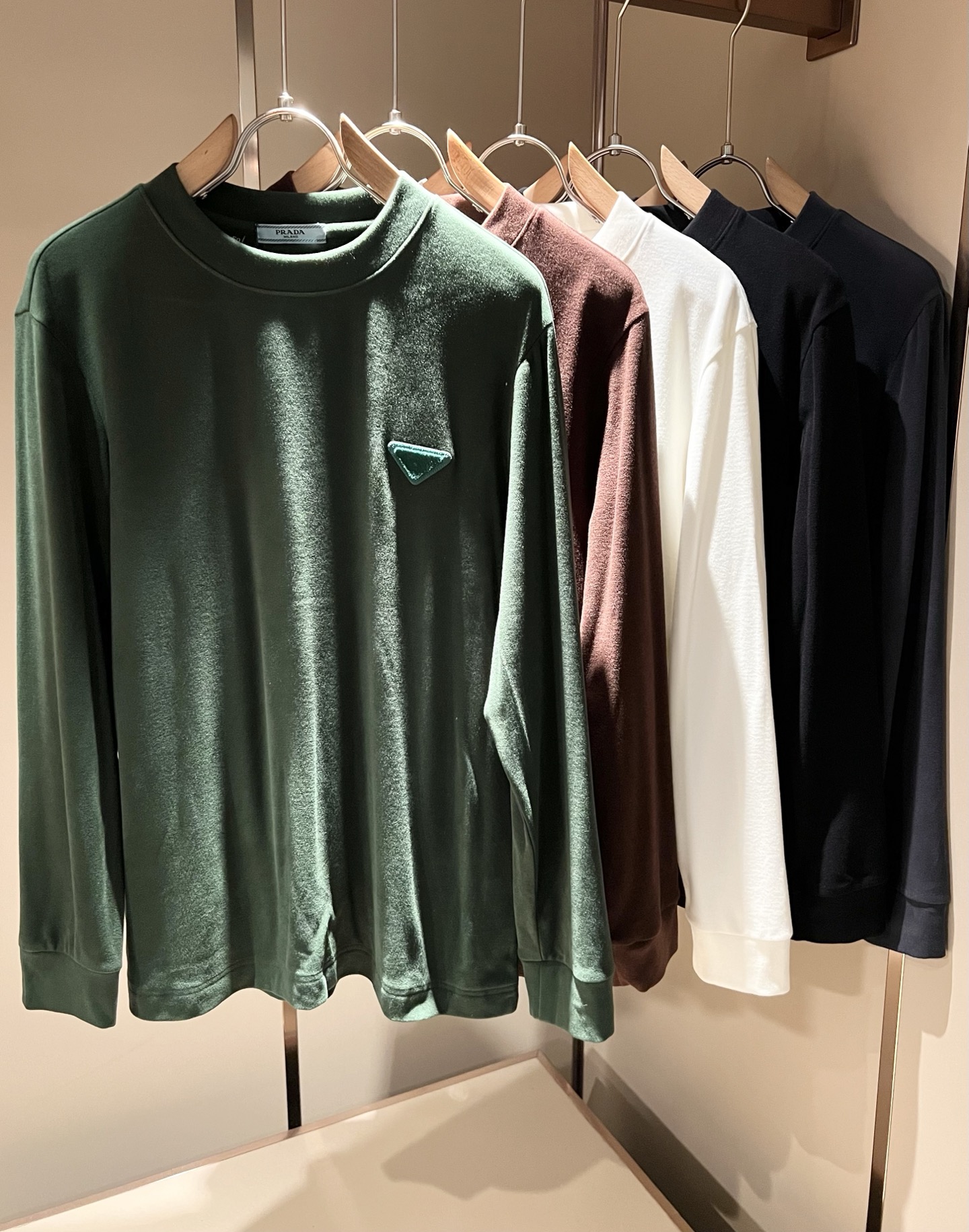 NO:691075,PRAD*A's new 2025 autumn and winter men's long-sleeved bottoming shirt, the latest model is exclusively available on the entire network!  !  ~It is both classic and fashionable, who doesn’t love it? It shows the classic again, it is very eye-catching, and it has a low-luxury aura and recognition!  Pr*da's traditional brand concept and modern advanced technology are perfectly combined. Coupled with an extremely modern and simple design, Pr*da's exclusive logo design!  Customized 100% imported velvet cotton fabric!  The texture of this model is quite impressive. You can tell the specifications and grades at your fingertips. The level of finesse and breathability are top-notch!  Size M-4XL,,prada,19860909PRAD*A普*达2025秋冬新款男士长袖打底衫,最新款全网独家首上！！~既经典有时尚百搭,谁不爱啊,将经典再次展现,非常的耐看,自带低奢光环与辨识度！Pr*da传统的品牌理念和现代化的先进技术进行了完美结合.加上极其现代摩登风范的简约设计,p家专属logo图案设计！定制百分百进口绒棉面料！此款的质感相当感人 触手便知规格档次 细腻程度与透气效果堪称顶级！尺码M-4XL,,prada,,Men's clothing