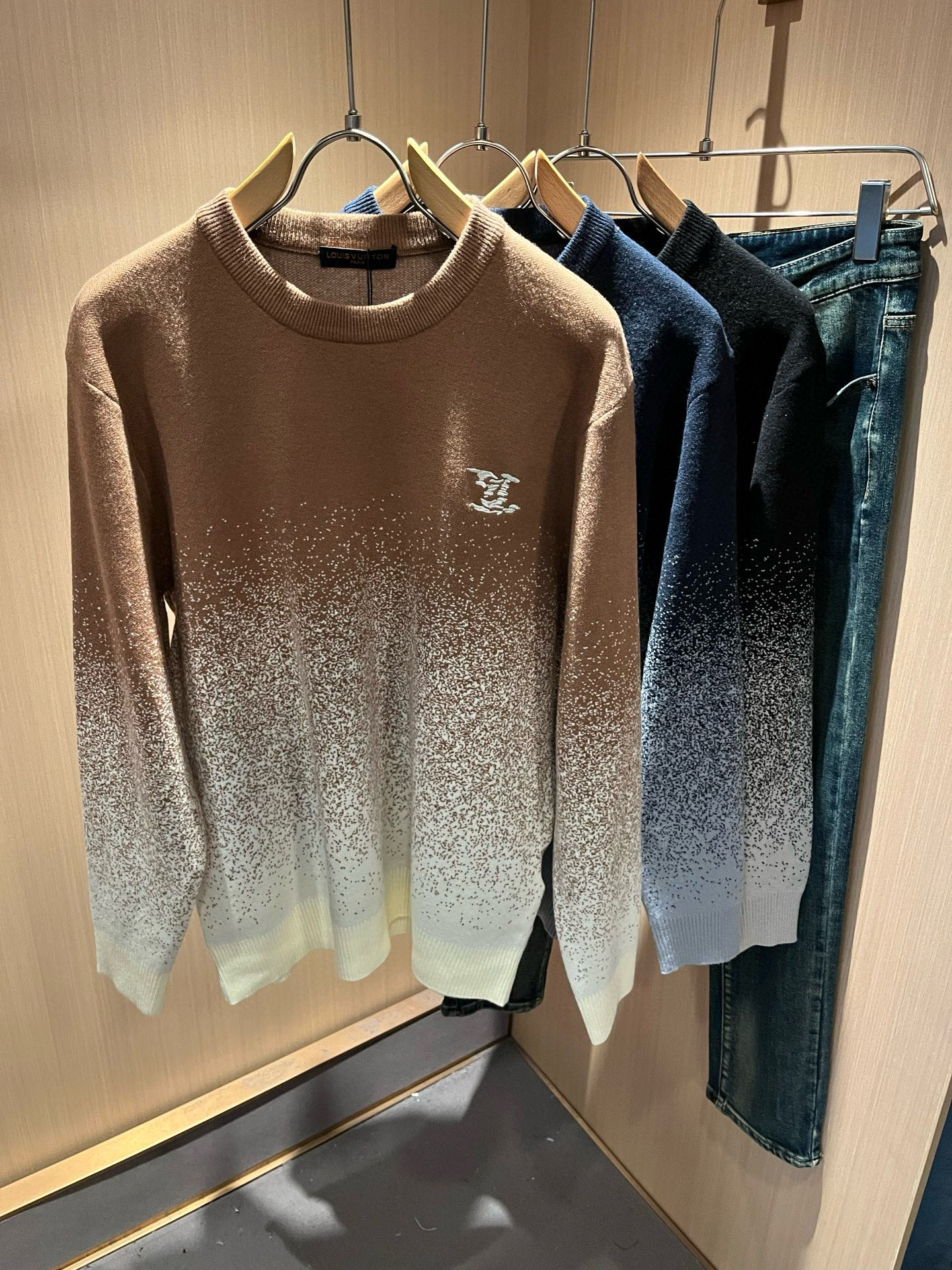 NO:692054,Louis Vuit*on 2025 autumn and winter Louis family light luxury Monogram crocheted knitted sweater!  Same decoration for men and women!  The new high-end of the Louis family, the details and quality are always so flawless, and the creative designs are endless. You are not a fashionista if you don’t buy a few pieces of Louis this autumn and winter. Monogram crochet pattern design!  It is something that everyone loves. Made of top-quality wool blend, it is super soft and tough, and has excellent breathability. It comes from world-class trading OEM channels, and the quantity is extremely rare and sold out. It is a presbyopic item that is released every year by 'Donkey Brand'.  The body logo presents an unusual texture, clean and neat. This is the Louis family's unique skill and the latest craftsmanship of this season. The level of detail has reached the top, and the slim and three-dimensional tailoring is a unique design. It is a fusion of luxury and fashion!  Size M-3XL,,louis vuitton,louis vuitton,louis vuitton,19860909Louis Vuit*on 2025秋冬路易家族轻奢Monogram钩织针织羊毛衫！男女同款装饰！ 路易家族的新高端,细节品质永远的那么完美无瑕,创意设计层出不穷.今年秋冬季节没有入手几件路易你算不上时尚达人.Monogram钩织图案设计！实属人见人爱的东西.顶级羊毛混纺打造,超级柔软且具有韧性,透气感也是绝佳.来自世界级贸易级别的代工厂渠道,数量极其稀少售完无补.“驴牌”每年都会出的老花单品,立体Logo呈现不一般的质感,干净俐落.这是路易家族的看家绝活也是本季度的最新工艺.细致化程度已经达到顶端了,修身立体剪裁的版型设计堪称一绝.属于奢华与时尚的融合！尺码M-3XL,,louis vuitton,louis vuitton,louis vuitton,,Men's clothing