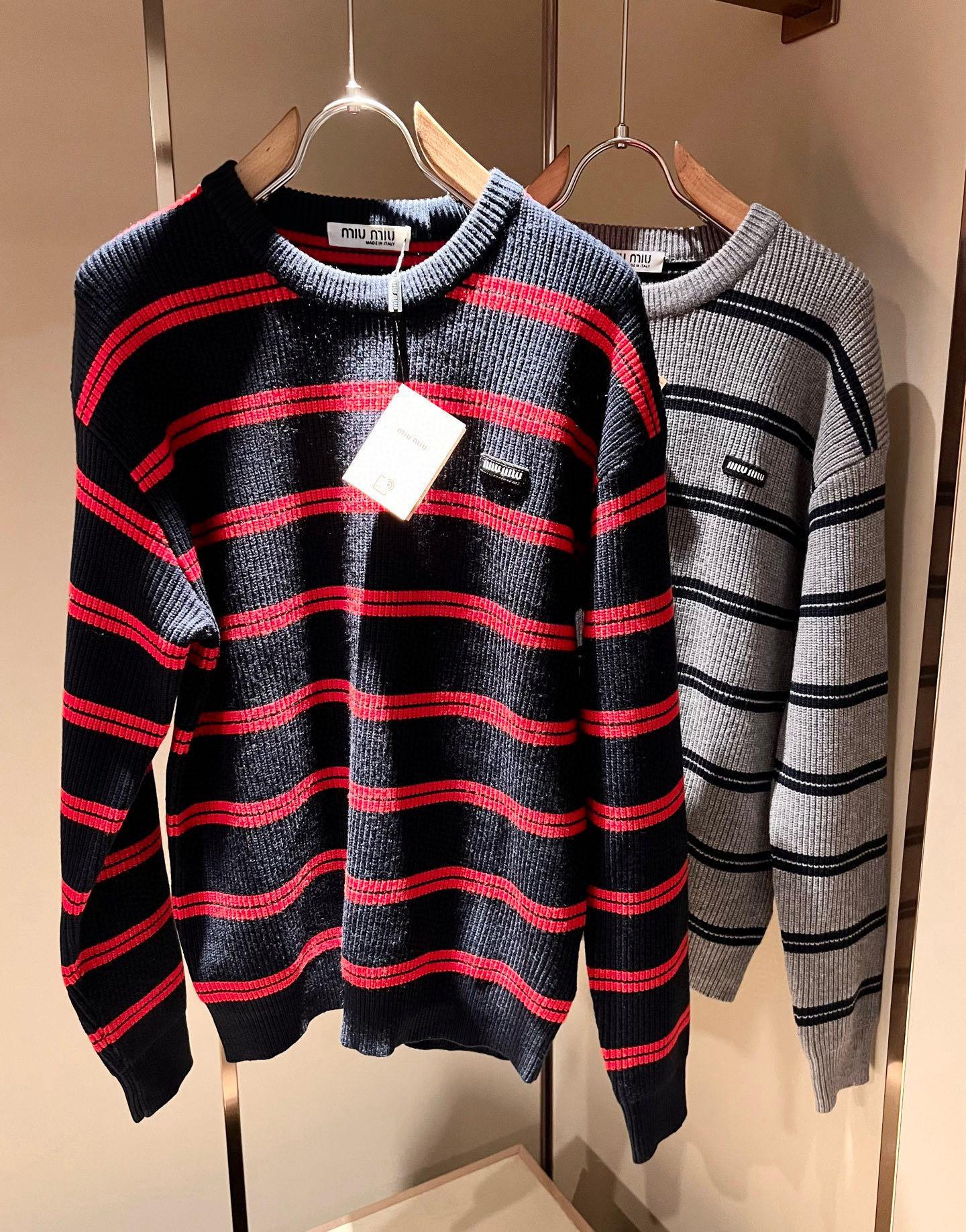 NO:692085,MIUMIU 2025 autumn and winter new knitted woolen sweaters for men and women, the brand's latest design elements!  It’s neither monotonous nor complicated, just the right amount to show off your taste!  Comfortable, sweat-absorbent and breathable are not a problem at all. The unique luxury feel of the fabric presents a simple and elegant temperament!  Chest logo design!  Full three-dimensional! Standard cutting design!  Every detail is in sync with high-end fashion. Size: M-3XL,,miumiu,19860909MIUMIU 谬谬 2025秋冬新款男女同款针织羊毛衫,品牌最新设计元素！既不单调也不复杂,恰到好处的展现品味！舒适吸汗透气根本不在话下,面料独具的高奢感呈现简约优雅气质！胸前logo设计！饱满立体!标准裁剪设计！每一处细节都是与高端时尚同步的体现.尺码:M-3XL,,miumiu,,Men's clothing