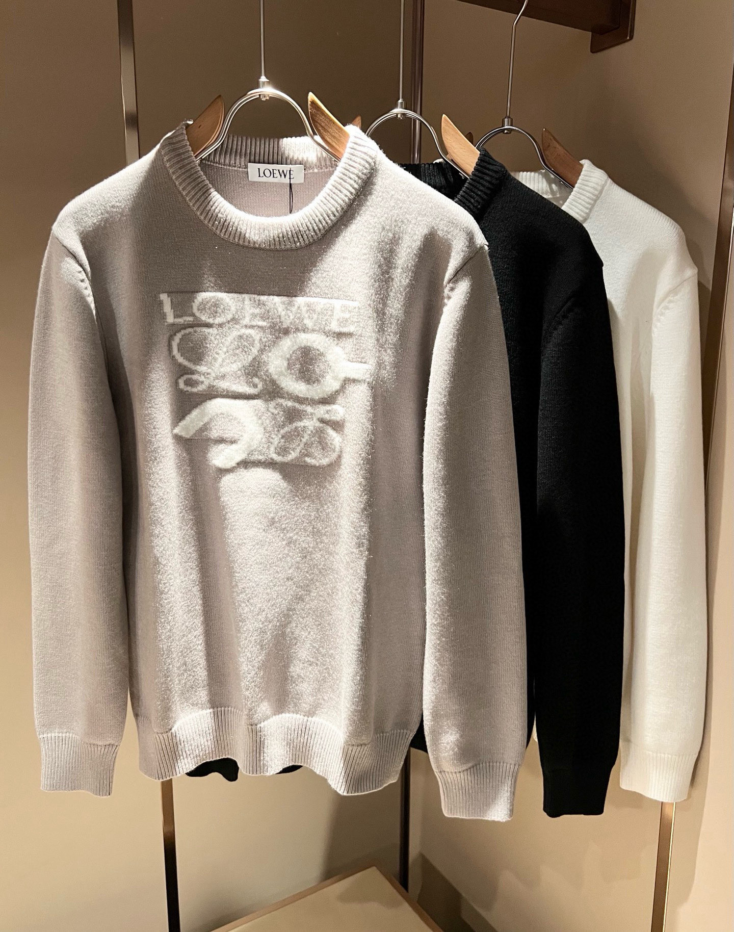 NO:692088,LO*WE/Luo*Wei 2025 new autumn and winter knitted sweaters for men and women, sold through trading company channels, the latest products in 2025, sold simultaneously in official counters, classic star-level items!  LO*WE's leather goods have the highest say in the entire fashion circle. The brand value is very influential and has a century-old historical and cultural heritage. It is a brand used by the royal family and nobles. Its exquisite craftsmanship and design have subverted modern aesthetics!  The overall design is in line with the aesthetic design of the LOE family, using classic brand elements, perfectly inheriting the essence and genes of the LOE family, and designing the logo and pattern crochet design!  The vision is quite exquisite and beautiful, highlighting the brand characteristics, highly recognizable and very fashionable. The overall design interprets minimalism to the extreme, simple and elegant!  We supply high-end materials imported from Egypt and select high-end knitted wool fabrics!  Extremely luxurious and special materials, the fabric properties are all excellent, the tactile experience is self-evident, the ultimate luxury enjoyment!  The appearance is perfect, and the details are exquisite and elegant. It not only reduces age but also highlights the fashionable temperament. The upper body is full of temperament. The color matching is quite in line with the needs of matching seasons. It has a high degree of control and mix-matching. It has no age limit and has an excellent sense of style!  Size M-3XL,,loewe,19860909LO*WE/罗*威2025秋冬新款男女同款针织羊毛衫,贸易公司渠道货,2025年最新品,官柜同步售卖,经典明星级单品！LO*WE家的皮具单品在整个时装圈最有极高的的发言权,品牌价值影响力颇高,有着百年历史文化底蕴,皇室御贵族御用品牌,其精湛的手工艺及设计感颠覆了现代审美！整体的设计符合LOE家美学设计,运用了经典的品牌元素,完美沿袭了LOE家的精髓与基因,设计logo标识图案钩织设计！视觉颇为精致美观,彰显了品牌特质,辨识度极高且极具时髦感,整体的设计将极简主义阐释到极致,简约而大方！客供埃及进口高级物料,甄选高端针织羊毛面料！极为奢华特殊的材质,面料属性皆为上乘,触感体验不言而喻,奢华极致享受！品相完美如斯,细节处处精致考究,即减龄又凸显了时髦气质感,上身满满的气质感,配色相当符合搭配季节需求,驾驭度混搭性极高,无关年龄界定,造型感极佳的一款单品！尺码M-3XL,,loewe,,Men's clothing