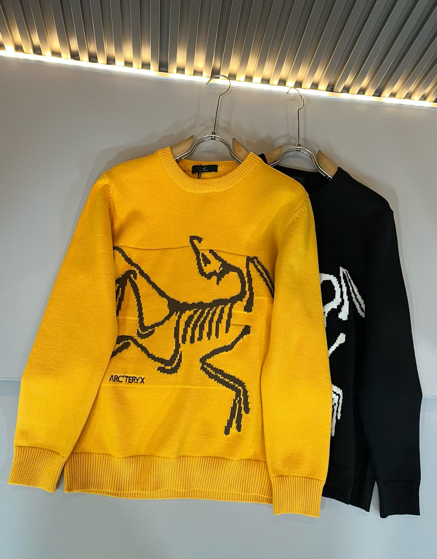 NO:692078,ARCTER *  In addition to being quite accomplished in style design, the most obvious or most proficient thing is that it has deeper unique insights and attainments in fabrics. Through continuous structural research and problem solving, it is characterized by unique research on fabrics. These alone are enough to support it to become one of the leading new logo brand images in the clothing manufacturing industry. This model is made of knitted wool!  It feels smooth and soft, with natural beauty and comfort at the same time. The large-body cut is simple and clean, and the fabric shows a different hazy structural beauty. It is made exclusively from custom molds. The fabric tests the skills of the workers and can be smooth and compliant without wrinkles!  Use color matching logo crochet design!  It really tests the handicrafts of each master!  It makes the whole thing clean and tidy, without leaving a trace of thread. Nowadays, men who are pursuing life are also more refined in their lives!  Size M-3XL,arc'teryx,19860909ARCTER*X始*祖鸟 2025秋冬新款男女同款针织羊毛衫,户外品牌可能大家第一想到的就是加拿大鹅、始祖鸟.给人一种标签试的感觉！除了在款式设计上颇有造诣之外,最明显或者说最为拿手的,应该就是在面料上的拥有更深独特见解跟造诣了.通过不断地结构研究和问题处理,在以面料独特研究为特征,仅凭这些就已经足以支撑其成为服装制造行业中,首屈可数的新标志品牌形象.此款采用针织羊毛材质！手感细滑柔软,同时兼具自然美感跟舒适度.大身上版型裁剪简洁干净,面料上显现出了不一样朦胧的结构性美感来.独家开模定制而成,面料及其考验工人的技术,能做到平整服帖又不起皱！使用配色logo钩织设计！真的是很考验每位师傅的手工制作！使得整体干净利索,不留一丝线头.现在对于生活有所追求的男性也在生活中更为精致！尺码M-3XL,arc'teryx,,Men's clothing