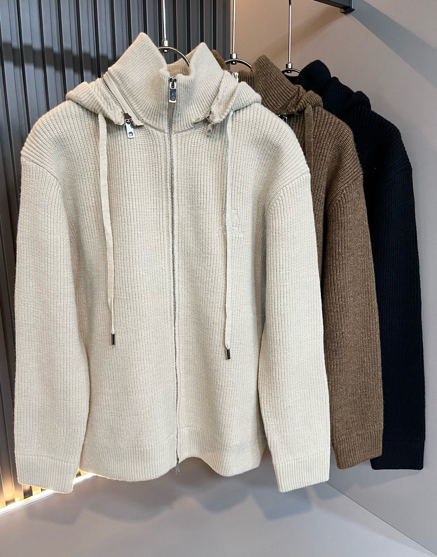 NO:692115,Loro Piana's removable hat!  The latest trade order knitted woolen sweaters for men in autumn and winter 2025, all in good condition!  !  The upper body is comfortable and breathable, not stiff, and the overall body has a rich three-dimensional sense. Quality export order, logo embroidery design on the chest!  The tailoring of the exclusive knitted wool fabric meets the simple needs of commuters. The upper body effect is very good, slimming, and not picky about the figure. The workmanship of the fabric... is impeccable. Only good craftsmanship and good fabrics can make you wear a good taste. It is a must-have item for everyone!  Size M-3XL,,loro piana,hats,19860909Loro Piana诺悠翩雅 帽子可拆卸！2025秋冬男士最新的贸易订单针织羊毛衫,全品相！！上身舒适透气,不僵硬,整体有着丰富的立体感,品质出口订单,胸前logo图案刺绣设计！定制专属针织羊毛面料剪裁,满足通勤人们对于着装的简约需求,上身效果很好,显瘦,不挑剔身材.面料做工....无可挑剔,好工艺好面料才能穿出好品味一款,人手必备单品！尺码M-3XL,,loro piana,hats,,Men's clothing