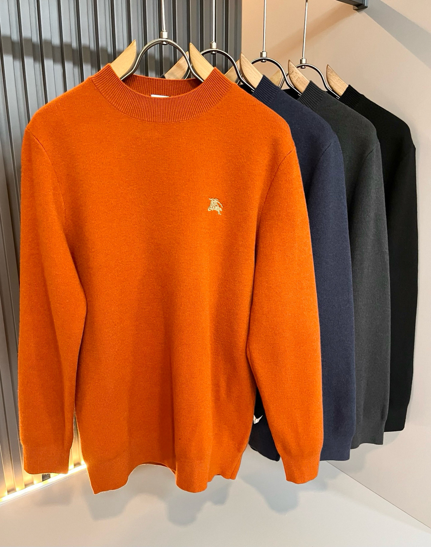 NO:692102,Bur*erry 2025 autumn and winter new men's knitted wool sweater, the brand's latest design elements!  It’s neither monotonous nor complicated, just the right amount to show off your taste!  Customized top-quality original wool fabrics for customers!  The unique luxury feel of the fabric presents a simple and elegant temperament!  Logo embroidery design on the chest!  The matching design has the brand’s unique style charm!  Standard cut design!  Every detail is in sync with high-end fashion. Sizes M-3XL, burberry,19860909Bur*erry 巴*莉 2025秋冬新款男士针织羊毛衫,品牌最新设计元素！既不单调也不复杂,恰到好处的展现品味！客供定制羊毛顶级原版专属面料！面料独具的高奢感呈现简约优雅气质！胸前标识logo刺绣设计！搭配设计极具品牌独特风格魅力！标准裁剪设计！每一处细节都是与高端时尚同步的体现.尺码M-3XL,,burberry,,Men's clothing