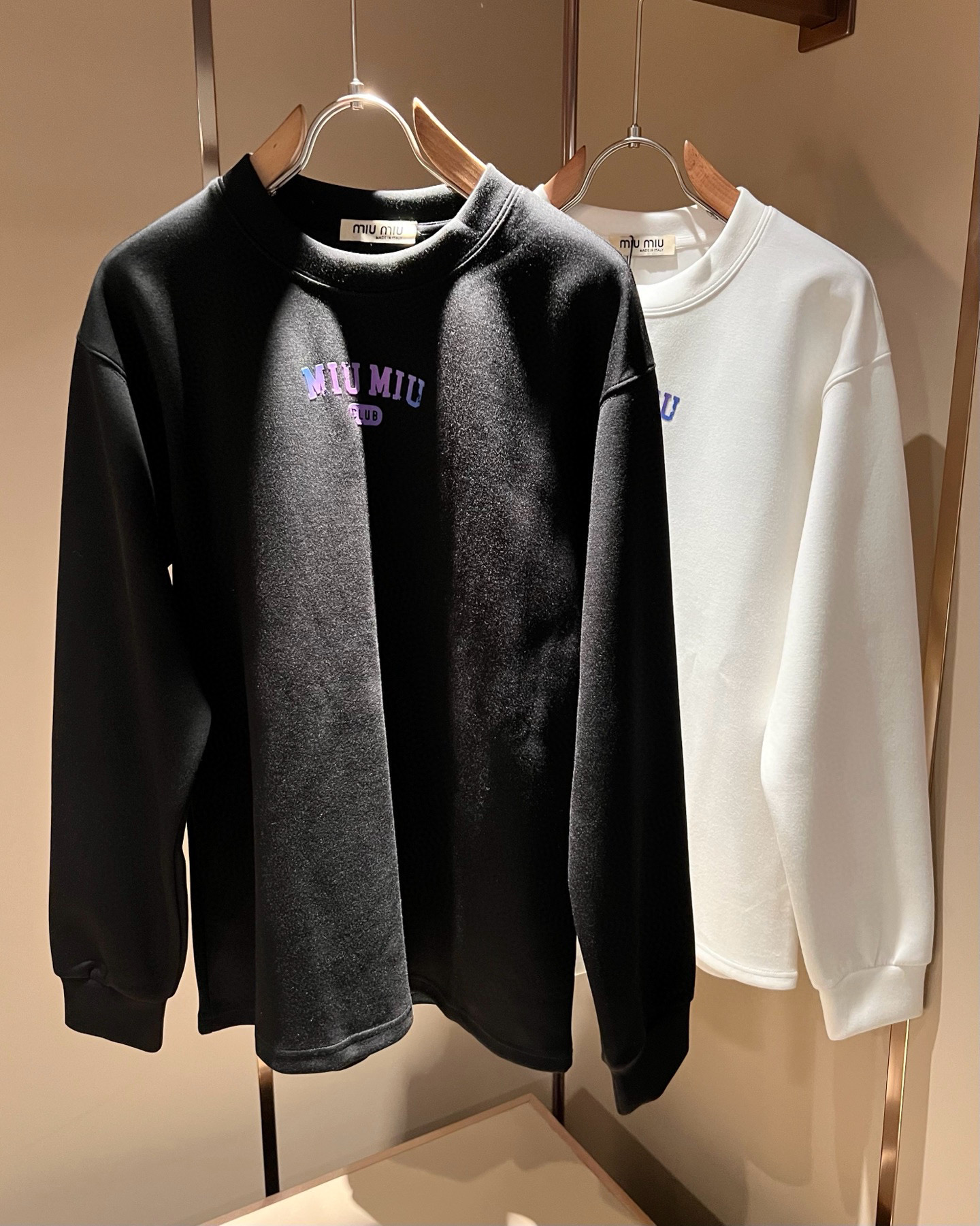 NO:692076,MIUMIU 2025 new autumn and winter new men's and women's base layer shirts, the brand's latest design elements!  It’s neither monotonous nor complicated, just the right amount to show off your taste!  Customer-supplied top-notch logo laminated printing design!  Comfortable, sweat-absorbent and breathable are not a problem at all. The unique luxury feel of the fabric presents a simple and elegant temperament!  Adhesive logo design on the chest!  Full three-dimensional! Standard cutting design!  Every detail is in sync with high-end fashion. Size: M-3XL,,miumiu,19860909MIUMIU 谬谬2025秋冬新款男女同款打底衫,品牌最新设计元素！既不单调也不复杂,恰到好处的展现品味！客供顶级logo压胶印花设计！舒适吸汗透气根本不在话下,面料独具的高奢感呈现简约优雅气质！胸前logo压胶设计！饱满立体!标准裁剪设计！每一处细节都是与高端时尚同步的体现.尺码:M-3XL,,miumiu,,Men's clothing