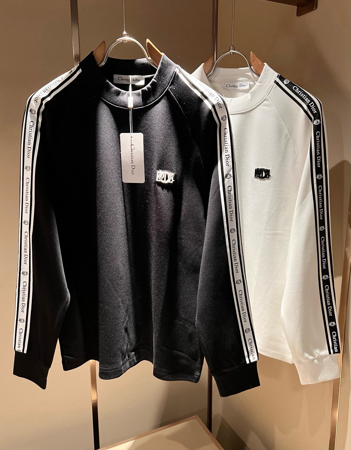 NO:692106,Dio*Dijia's new 2025 autumn and winter long-sleeved bottoming shirts for men and women are on sale simultaneously at counters!  Customized exclusive 260g pure cotton fabric, customized original craft thread, chest logo pattern laminated craft design!  Simple and elegant, easy to match and versatile, extremely high-grade, perfectly integrated into fashion and style, it is a top-notch fashionable style that is perfect for outer wear!  The whole thing gives people a natural feeling!  The ultimate classic and versatile base, designed with the latest three-dimensional letter logo laminated elements!  The ultimate heavy work, the ultimate perfection!  Fans who pursue high quality should rush to buy it by themselves, and we sincerely invite all fans who know the goods to appreciate this model together!  !  Color Black White Size M-3XL,,dior,dior,19860909Dio*迪家 2025秋冬新款男女同款长袖打底衫,专柜同步发售！定制专属260克纯棉面料,定制原版工艺螺纹,胸前logo图案压胶工艺设计！简约大方,从容百搭,档次极高,完美融入时尚还有风情感一款完美符合外穿的顶尖时髦气质款！整体给人浑然天成的感觉！极致经典的百搭型打底,采用最新的立体字母logo压胶元素设计！极致的重工极致的完美！追求高品质的粉丝们请自行抢购,诚邀所有识货的粉丝一同鉴赏此款！！颜色黑色 白色 尺码M-3XL,,dior,dior,,Men's clothing