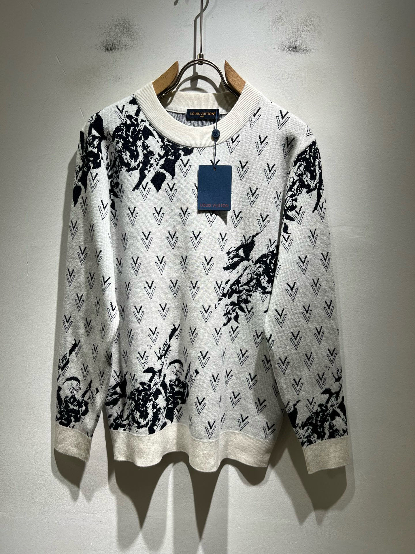 NO:692104,Louis Vuit*on 2025 autumn and winter Louis family light luxury knitted woolen sweater!  Same decoration for men and women!  The new high-end of the Louis family, the details and quality are always so perfect, and the creative designs are endless. You are not a fashionista if you don’t buy a few pieces of Louis this autumn and winter. The logo pattern on the chest is crocheted!  It is something that everyone loves. Made of top-quality wool blend, it is super soft and tough, and has excellent breathability. It comes from world-class trading OEM channels, and the quantity is extremely rare and sold out. It is a presbyopic item that is released every year by 'Donkey Brand'.  The body logo presents an unusual texture, clean and neat. This is the Louis family's unique skill and the latest craftsmanship of this season. The level of detail has reached the top, and the slim and three-dimensional tailoring is a unique design. It is a fusion of luxury and fashion!  Size M-3XL,,louis vuitton,louis vuitton,louis vuitton,19860909Louis Vuit*on 2025秋冬路易家族轻奢针织羊毛衫！男女同款装饰！ 路易家族的新高端,细节品质永远的那么完美无瑕,创意设计层出不穷.今年秋冬季节没有入手几件路易你算不上时尚达人.胸前logo图案钩织设计！实属人见人爱的东西.顶级羊毛混纺打造,超级柔软且具有韧性,透气感也是绝佳.来自世界级贸易级别的代工厂渠道,数量极其稀少售完无补.“驴牌”每年都会出的老花单品,立体Logo呈现不一般的质感,干净俐落.这是路易家族的看家绝活也是本季度的最新工艺.细致化程度已经达到顶端了,修身立体剪裁的版型设计堪称一绝.属于奢华与时尚的融合！尺码M-3XL,,louis vuitton,louis vuitton,louis vuitton,,Men's clothing